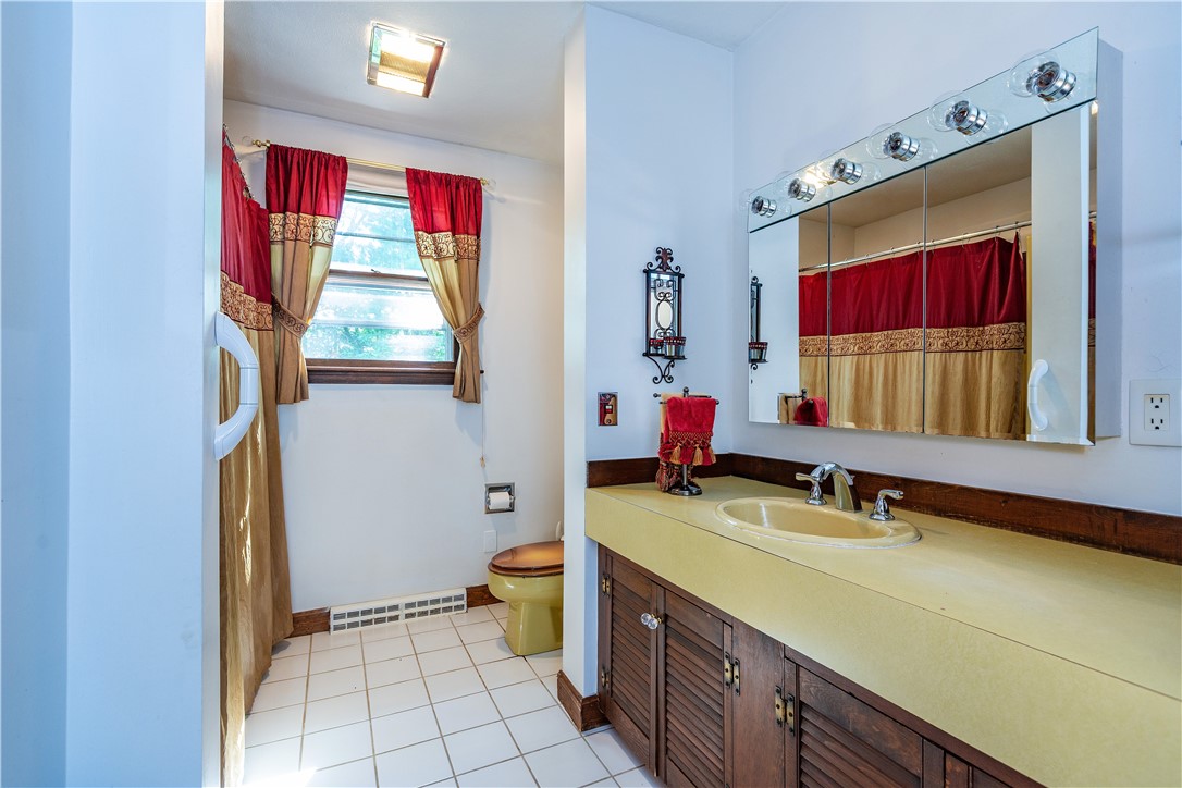 East Greenwich, Rhode Island 02818, United States, 3 Bedrooms Bedrooms, ,2 BathroomsBathrooms,Residential,Active,182940