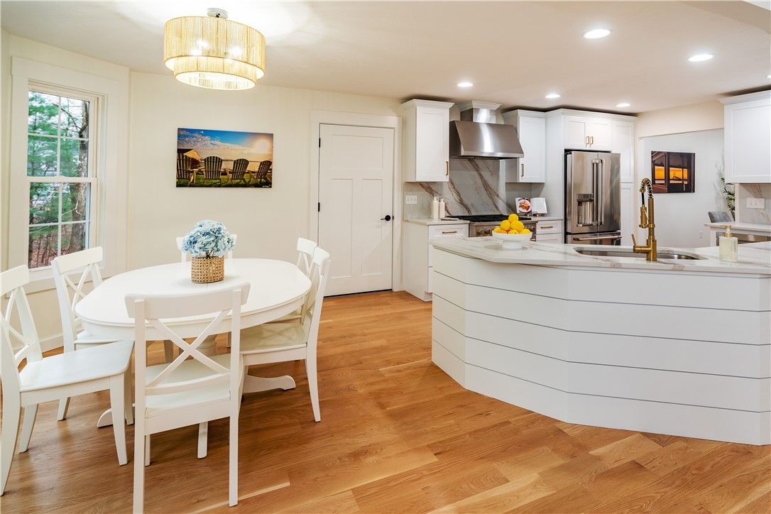 North Kingstown, Rhode Island 02874, United States, 4 Bedrooms Bedrooms, ,3 BathroomsBathrooms,Residential,Active,254050