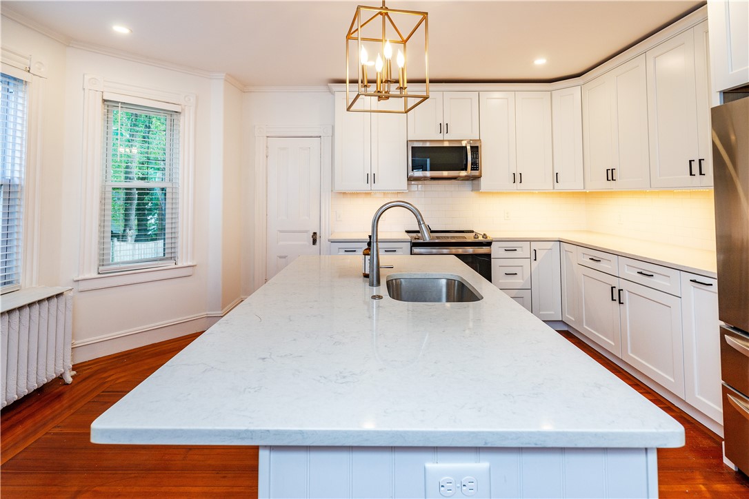 Newport, Rhode Island 02840, United States, 3 Bedrooms Bedrooms, ,2 BathroomsBathrooms,Residential,Active,212989