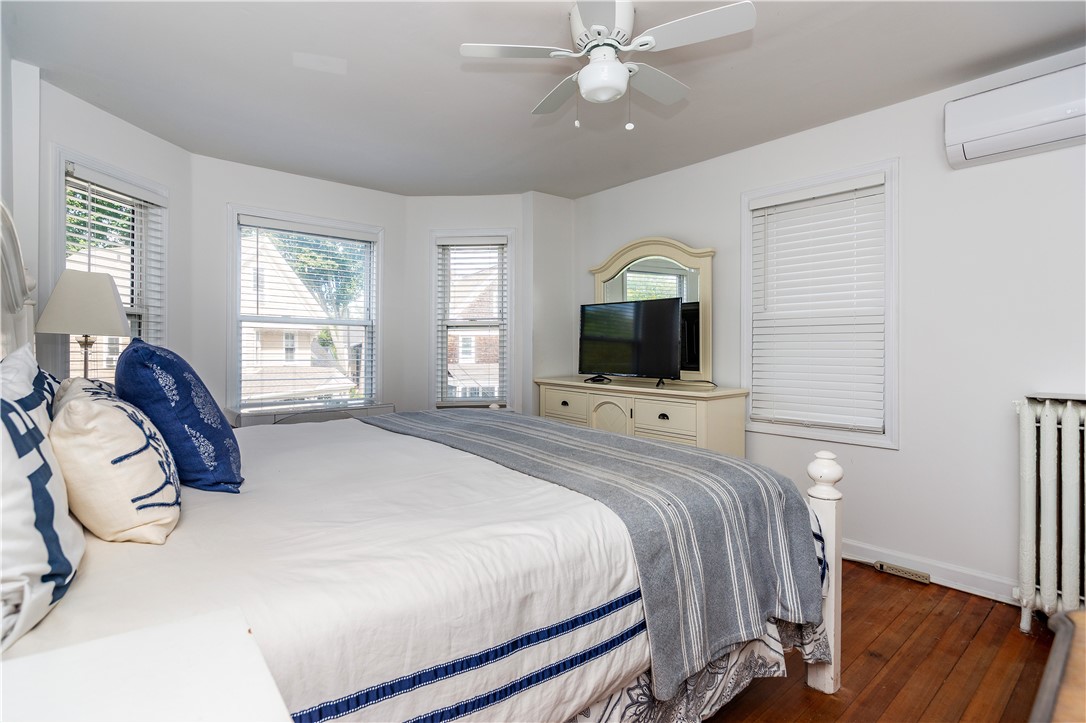 Newport, Rhode Island 02840, United States, 3 Bedrooms Bedrooms, ,2 BathroomsBathrooms,Residential,Active,212989