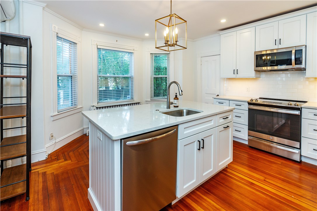 Newport, Rhode Island 02840, United States, 3 Bedrooms Bedrooms, ,2 BathroomsBathrooms,Residential,Active,212989