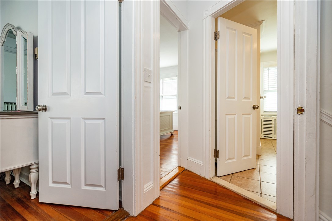 Newport, Rhode Island 02840, United States, 3 Bedrooms Bedrooms, ,2 BathroomsBathrooms,Residential,Active,212989