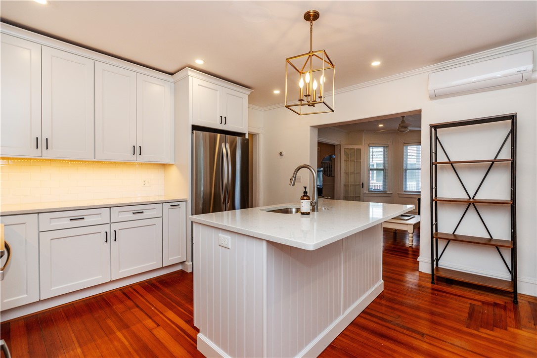 Newport, Rhode Island 02840, United States, 3 Bedrooms Bedrooms, ,2 BathroomsBathrooms,Residential,Active,212989