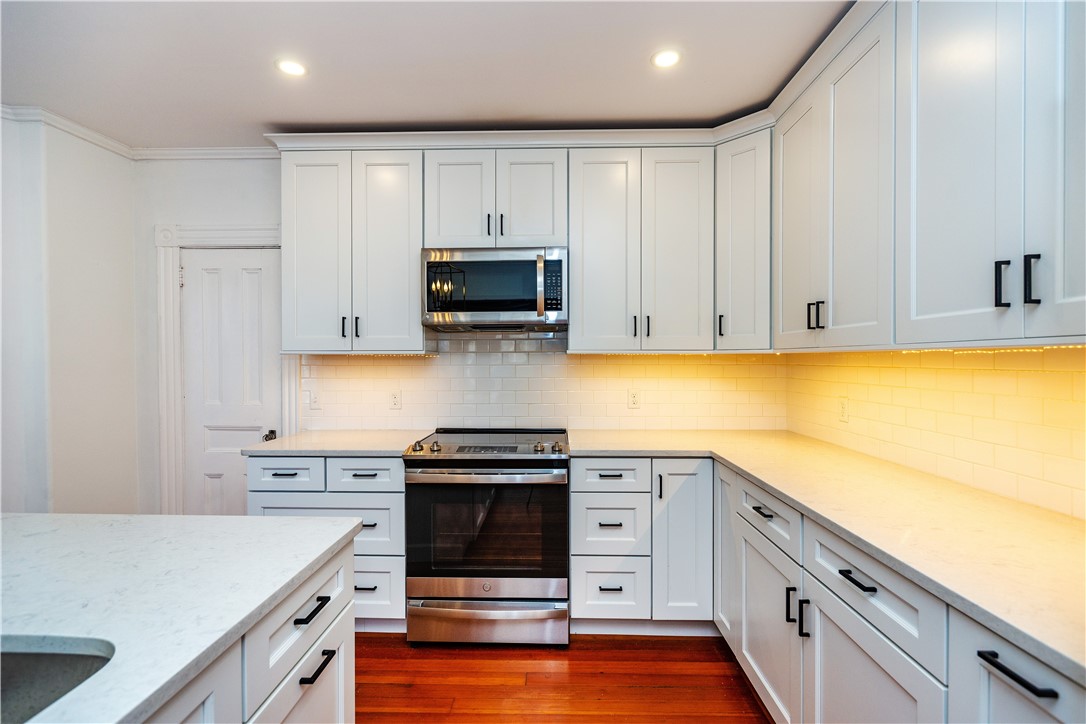 Newport, Rhode Island 02840, United States, 3 Bedrooms Bedrooms, ,2 BathroomsBathrooms,Residential,Active,212989