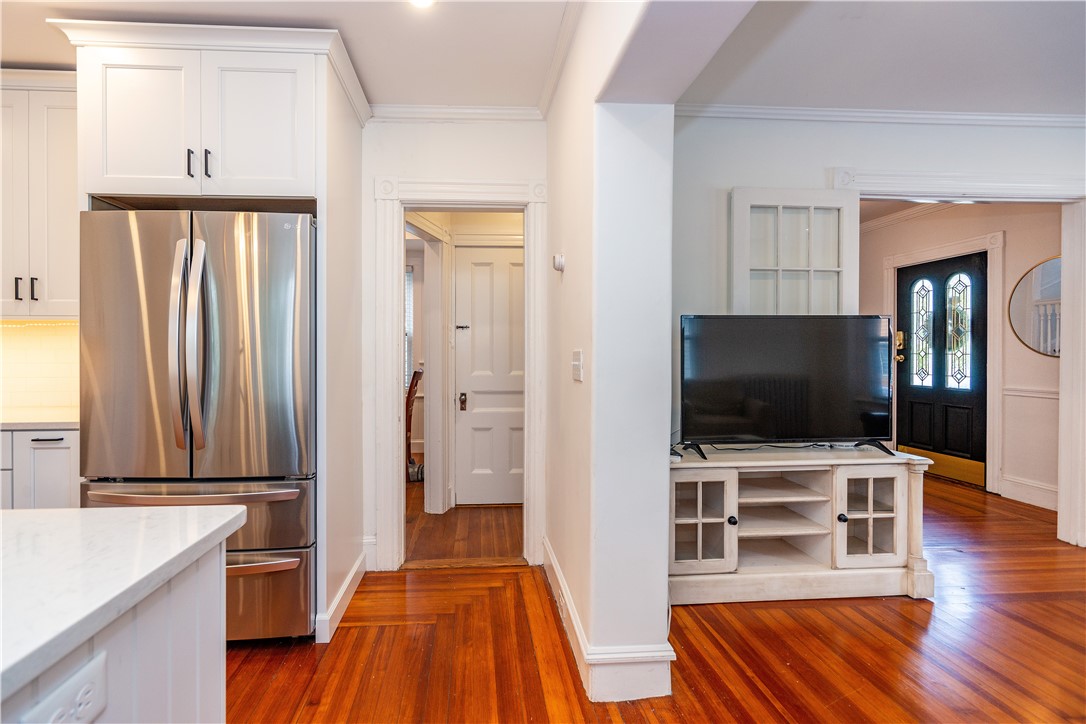 Newport, Rhode Island 02840, United States, 3 Bedrooms Bedrooms, ,2 BathroomsBathrooms,Residential,Active,212989