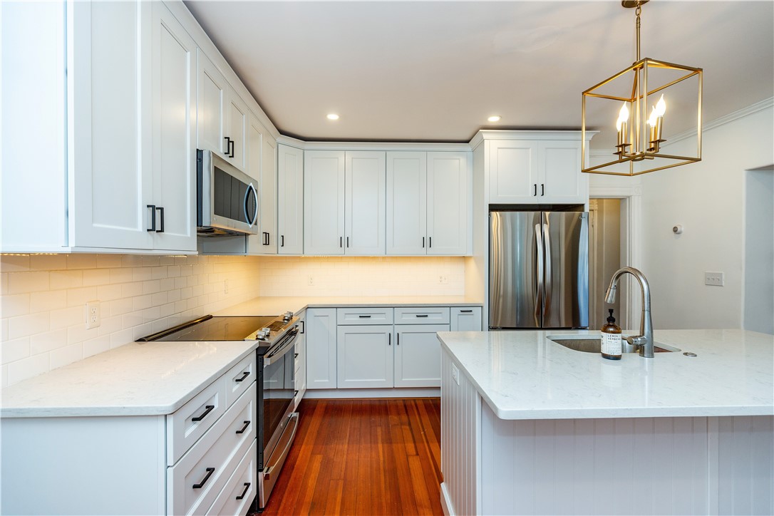 Newport, Rhode Island 02840, United States, 3 Bedrooms Bedrooms, ,2 BathroomsBathrooms,Residential,Active,212989