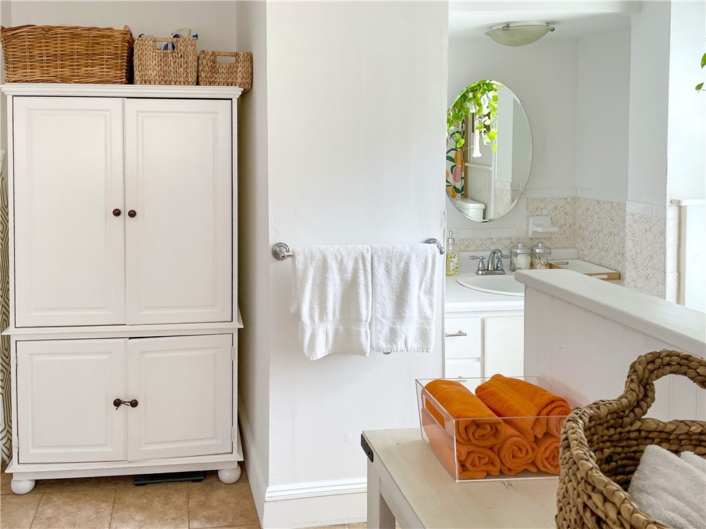 Newport, Rhode Island 02840, United States, 3 Bedrooms Bedrooms, ,2 BathroomsBathrooms,Residential,Active,212989