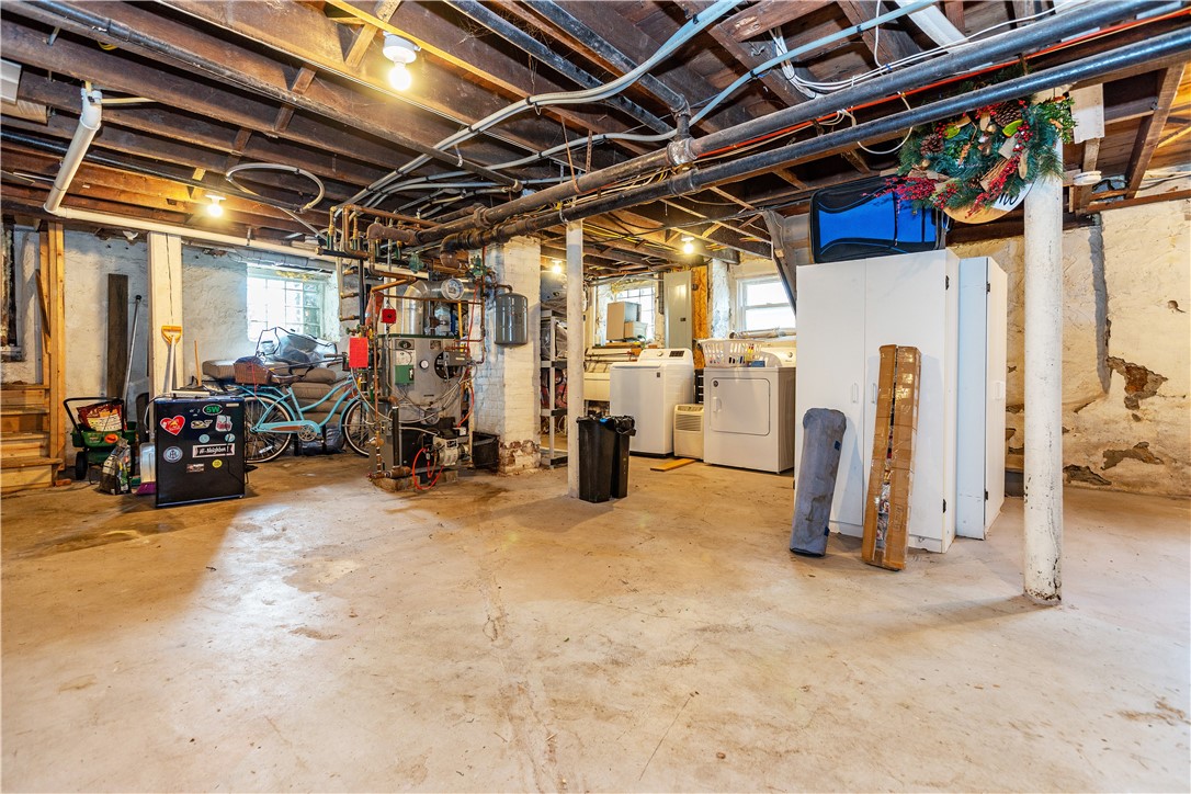 Newport, Rhode Island 02840, United States, 3 Bedrooms Bedrooms, ,2 BathroomsBathrooms,Residential,Active,212989