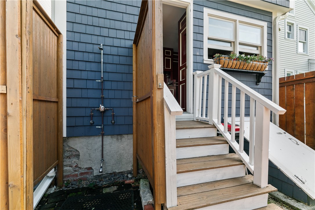 Newport, Rhode Island 02840, United States, 3 Bedrooms Bedrooms, ,2 BathroomsBathrooms,Residential,Active,15585