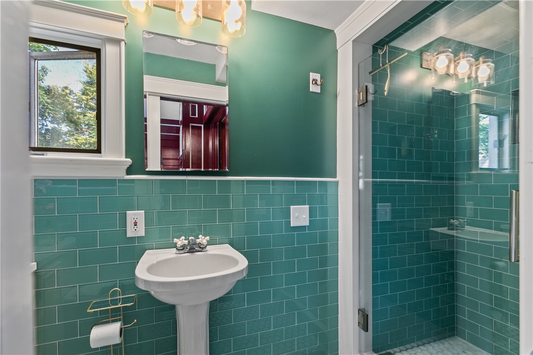 Newport, Rhode Island 02840, United States, 3 Bedrooms Bedrooms, ,2 BathroomsBathrooms,Residential,Active,15585