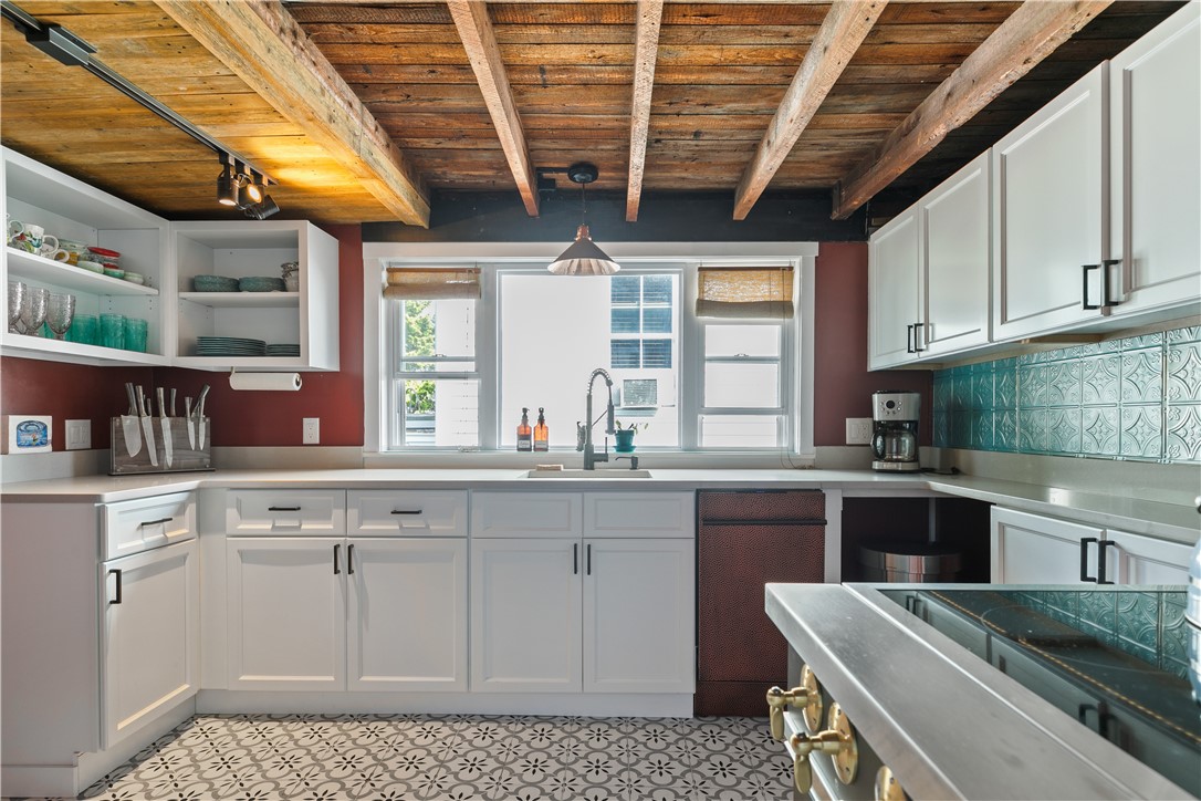 Newport, Rhode Island 02840, United States, 3 Bedrooms Bedrooms, ,2 BathroomsBathrooms,Residential,Active,15585