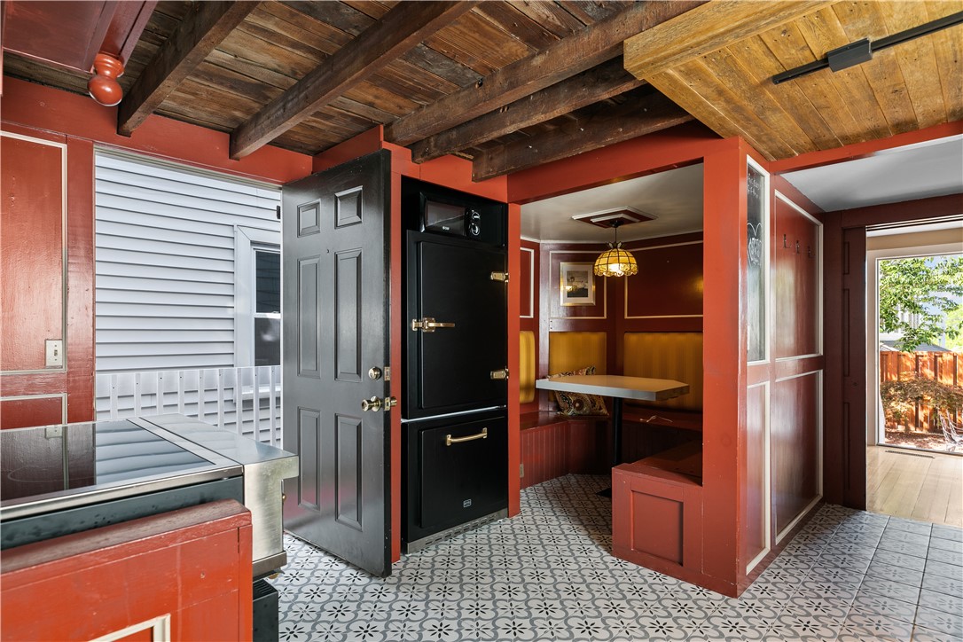 Newport, Rhode Island 02840, United States, 3 Bedrooms Bedrooms, ,2 BathroomsBathrooms,Residential,Active,15585