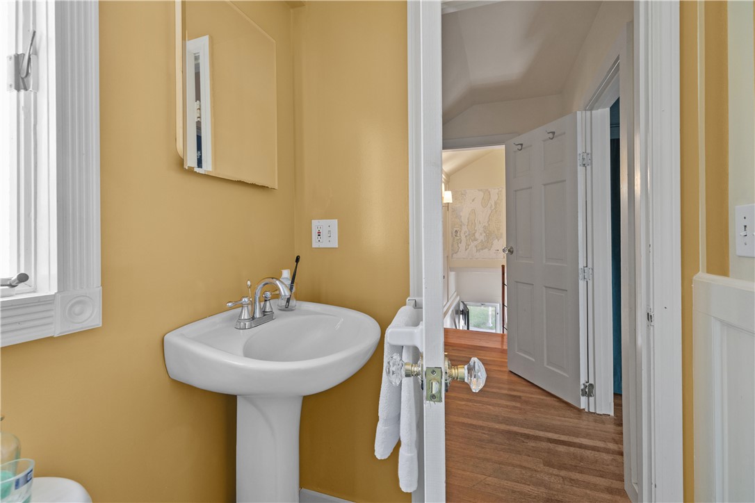 Newport, Rhode Island 02840, United States, 3 Bedrooms Bedrooms, ,2 BathroomsBathrooms,Residential,Active,15585