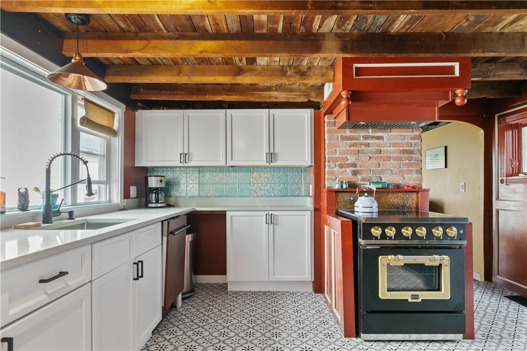 Newport, Rhode Island 02840, United States, 3 Bedrooms Bedrooms, ,2 BathroomsBathrooms,Residential,Active,15585