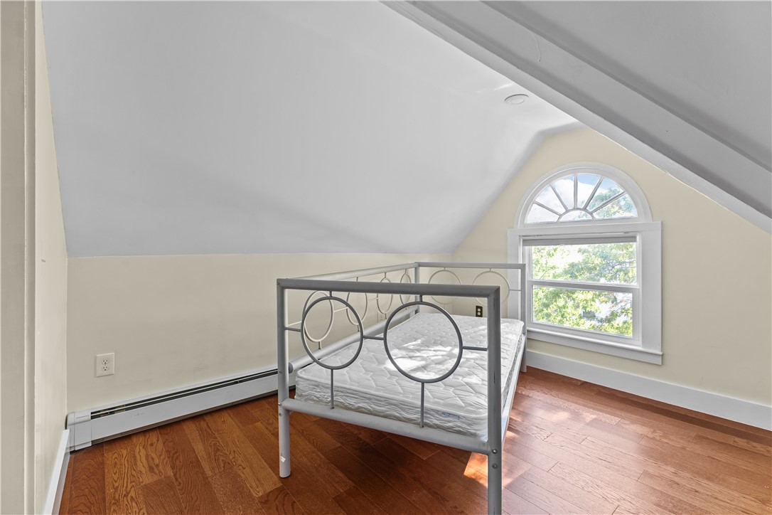 Newport, Rhode Island 02840, United States, 3 Bedrooms Bedrooms, ,1 BathroomBathrooms,Residential,Active,237943