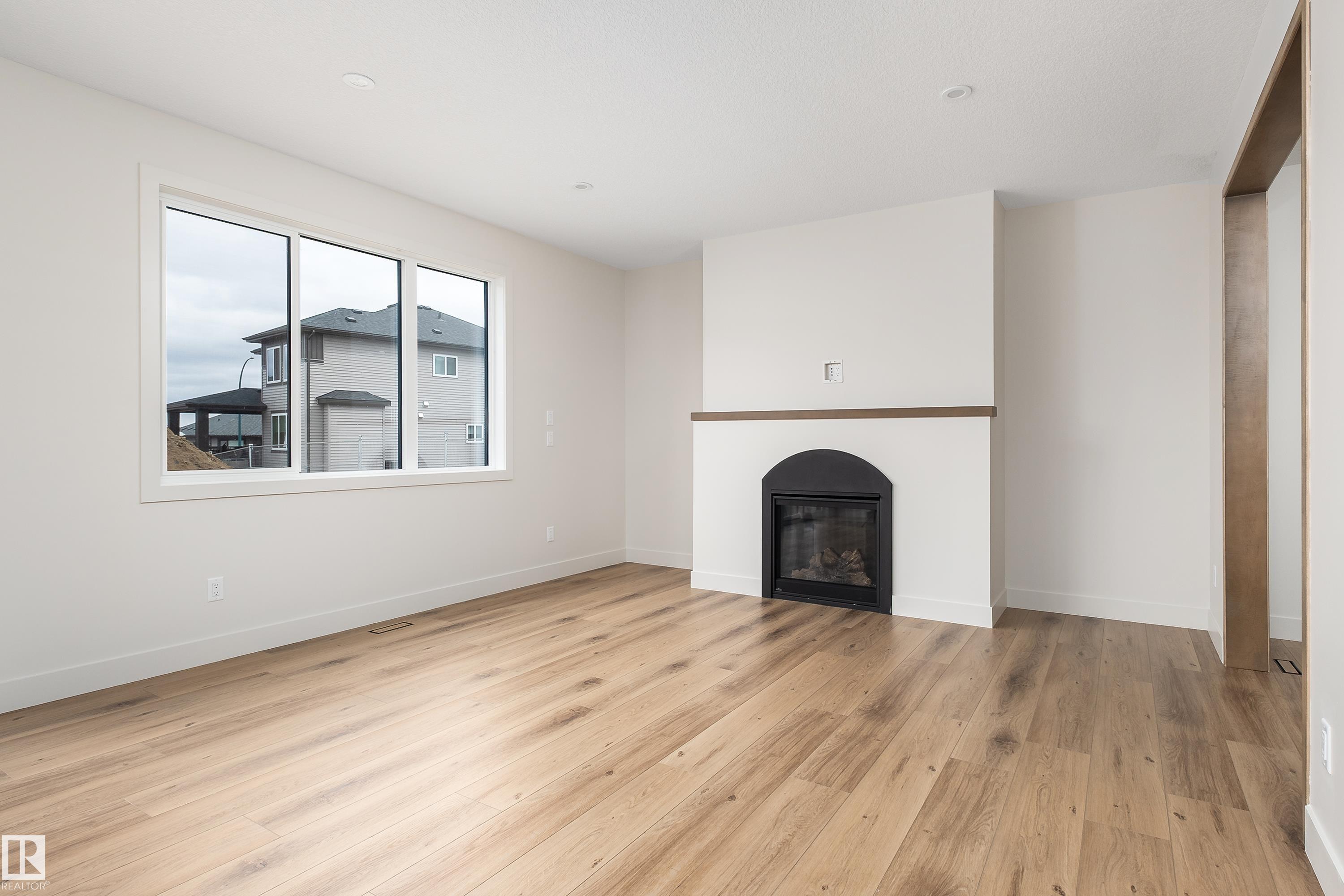 8 DARBY Crescent