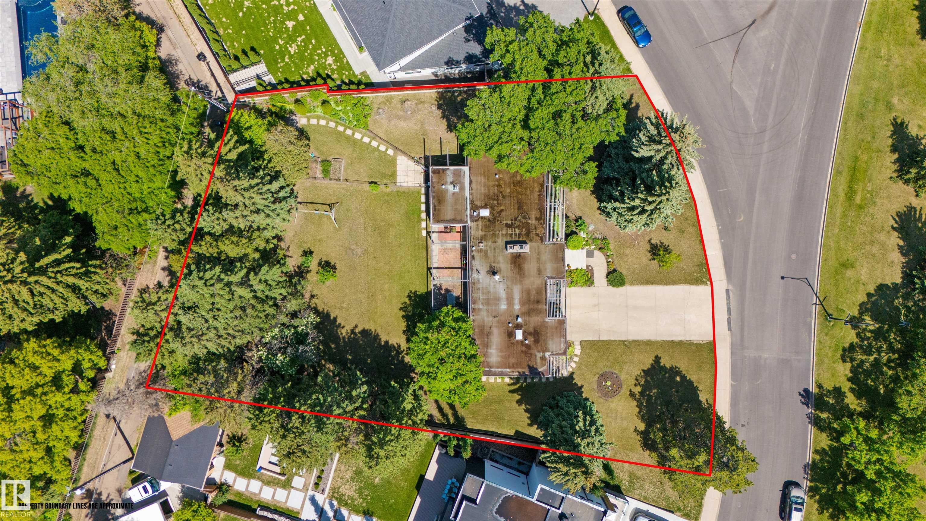 8 LAURIER Place