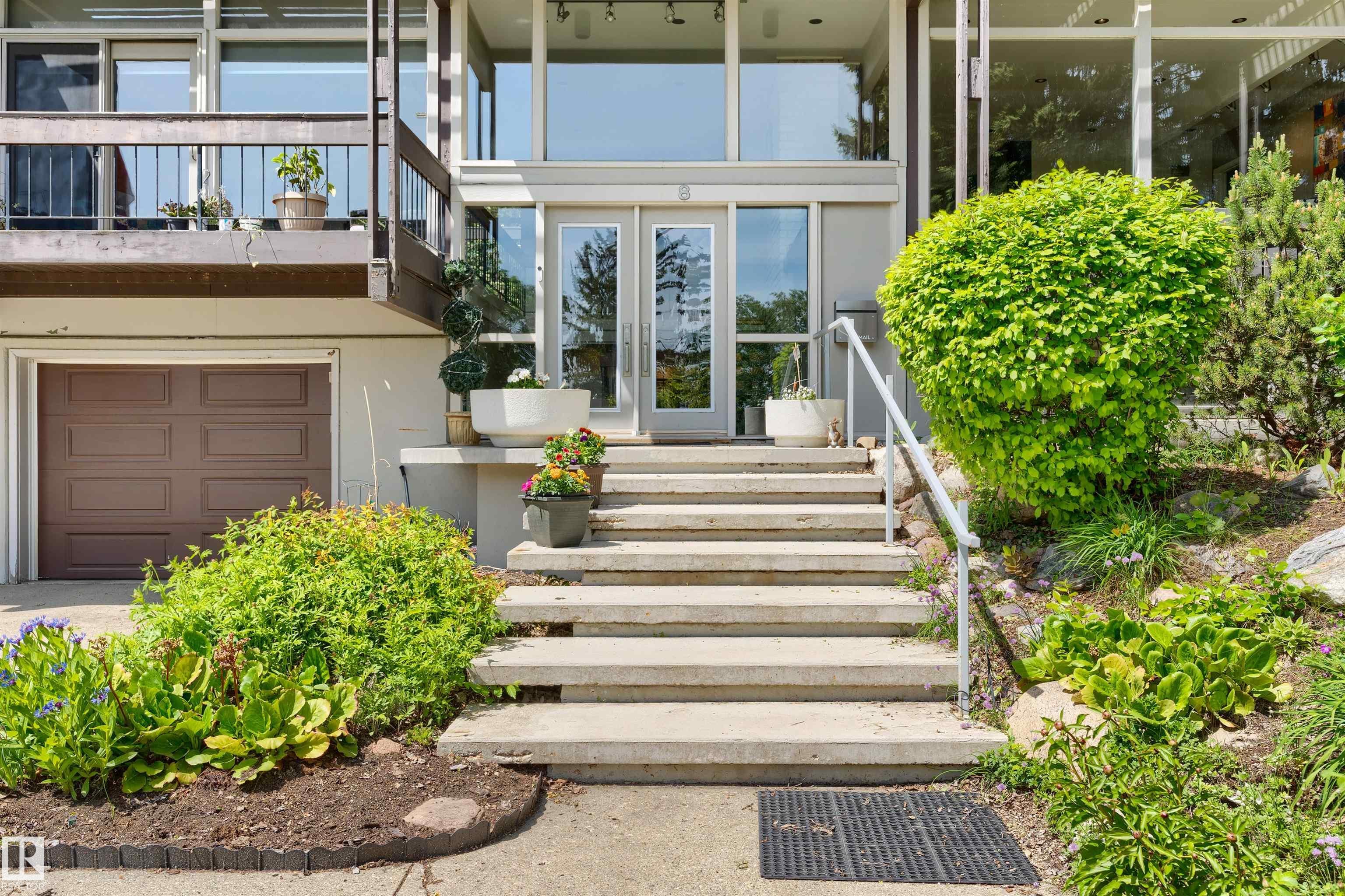 8 LAURIER Place