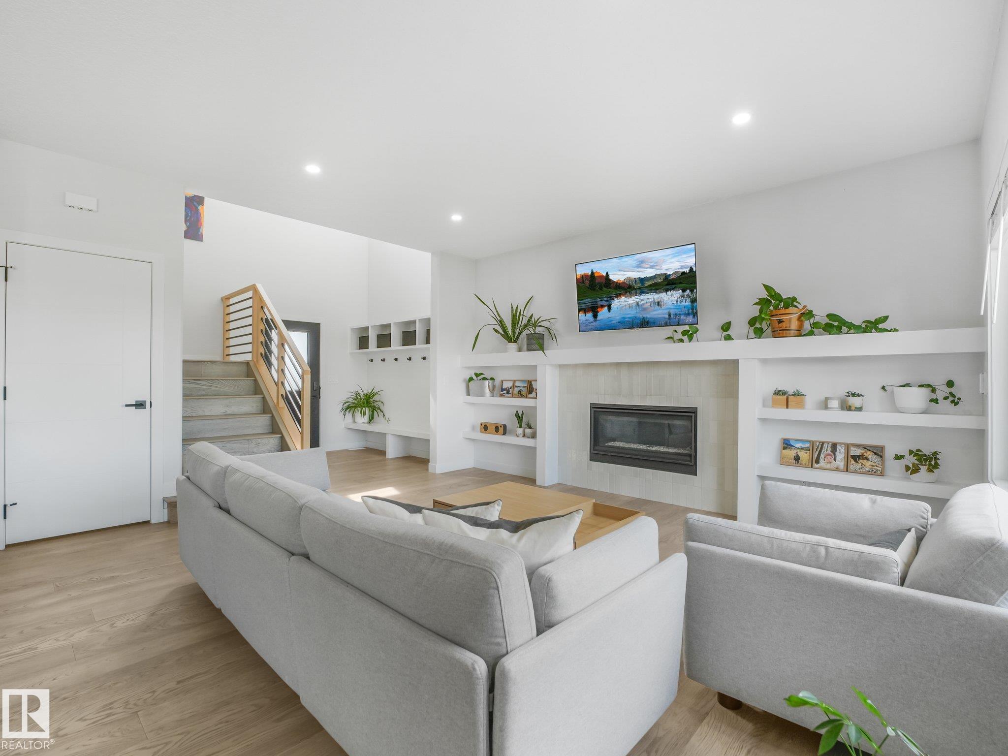 34 EDGEFIELD Way