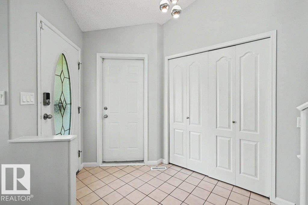 10 Oakridge Drive N