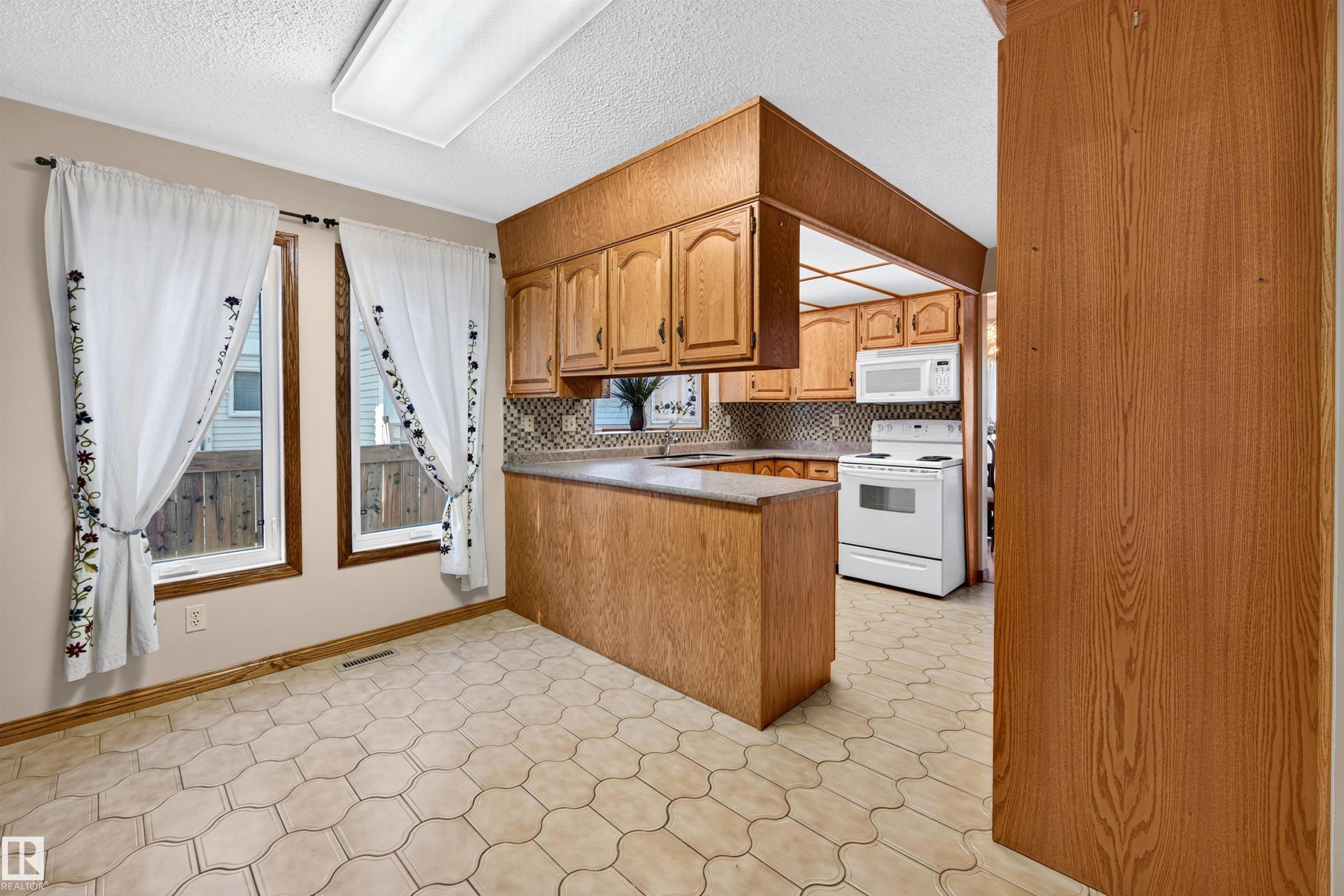 7 LANGHOLM Drive
