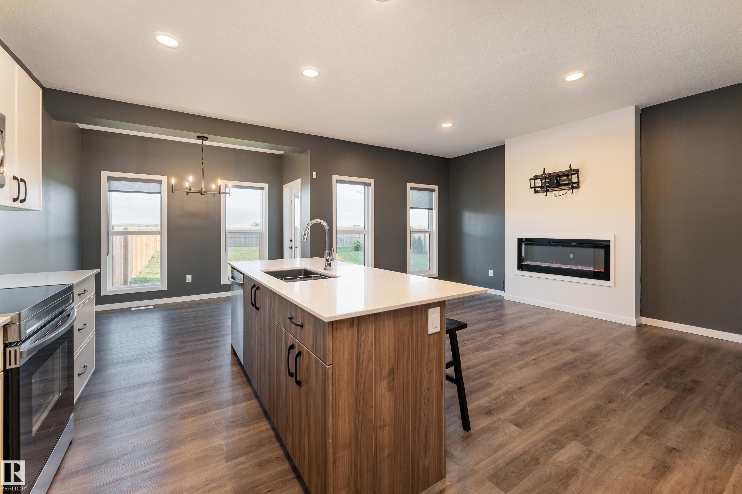 114 ASTORIA Crescent