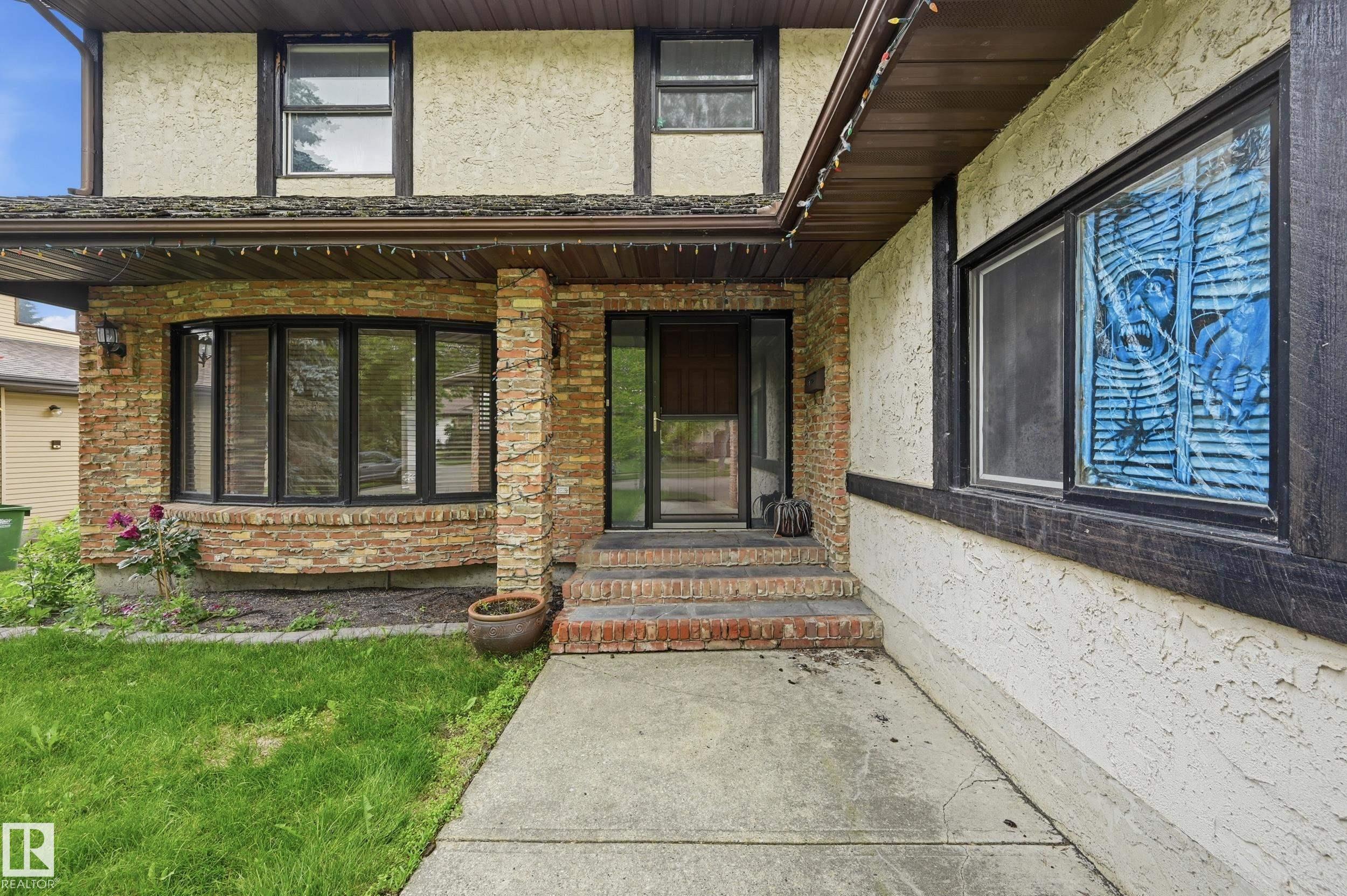 49 PINERIDGE Crescent