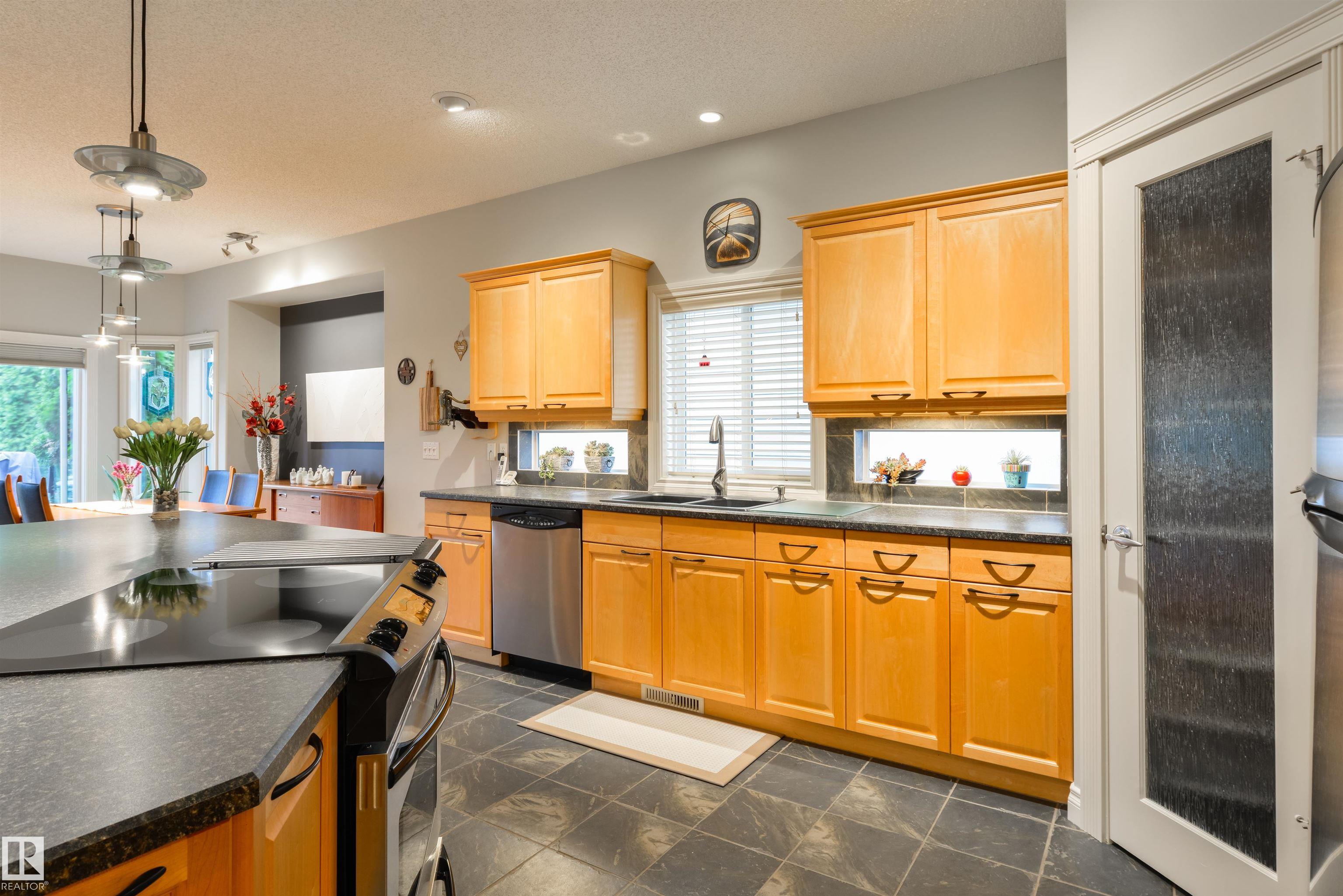 16 LONGVIEW Close