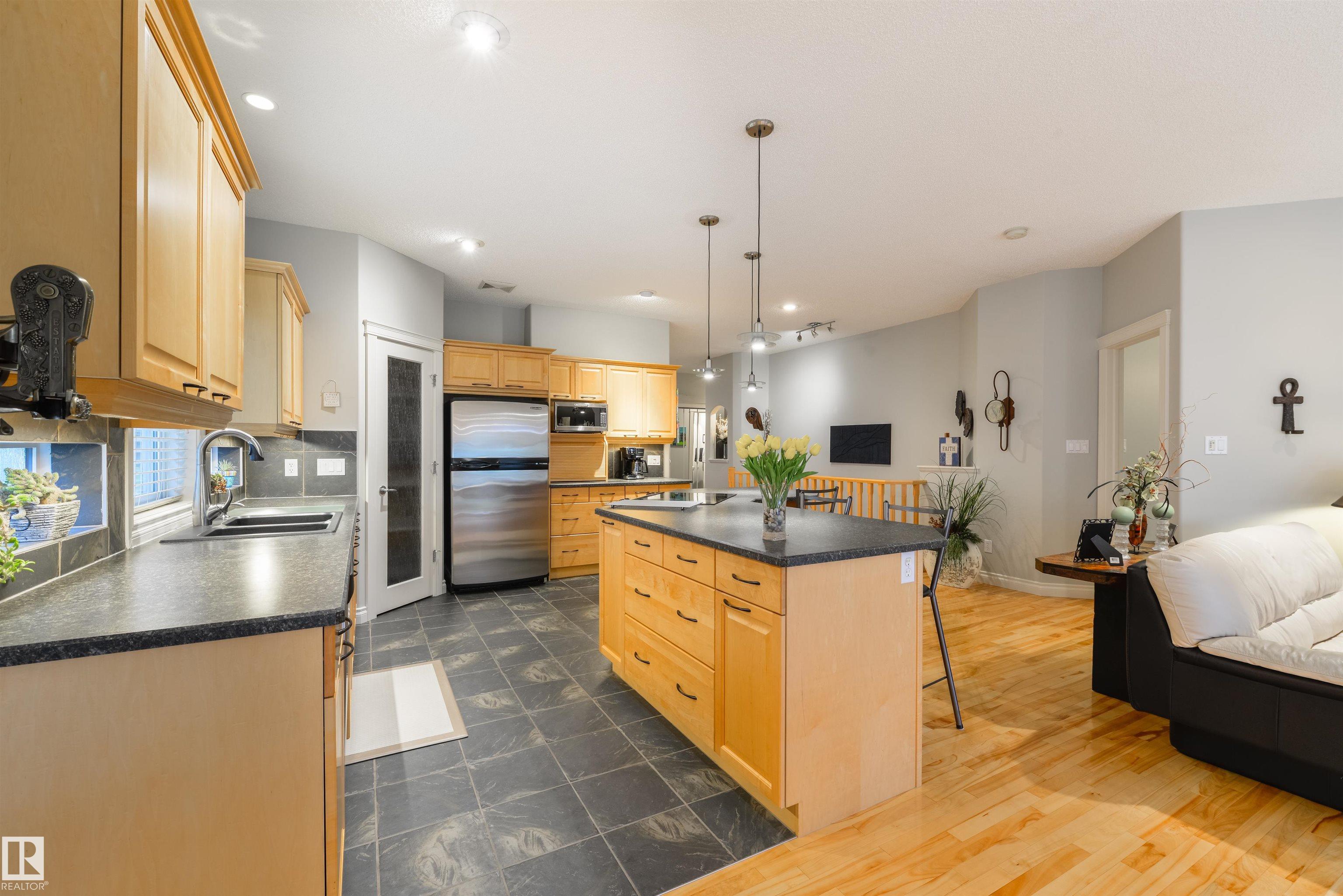 16 LONGVIEW Close