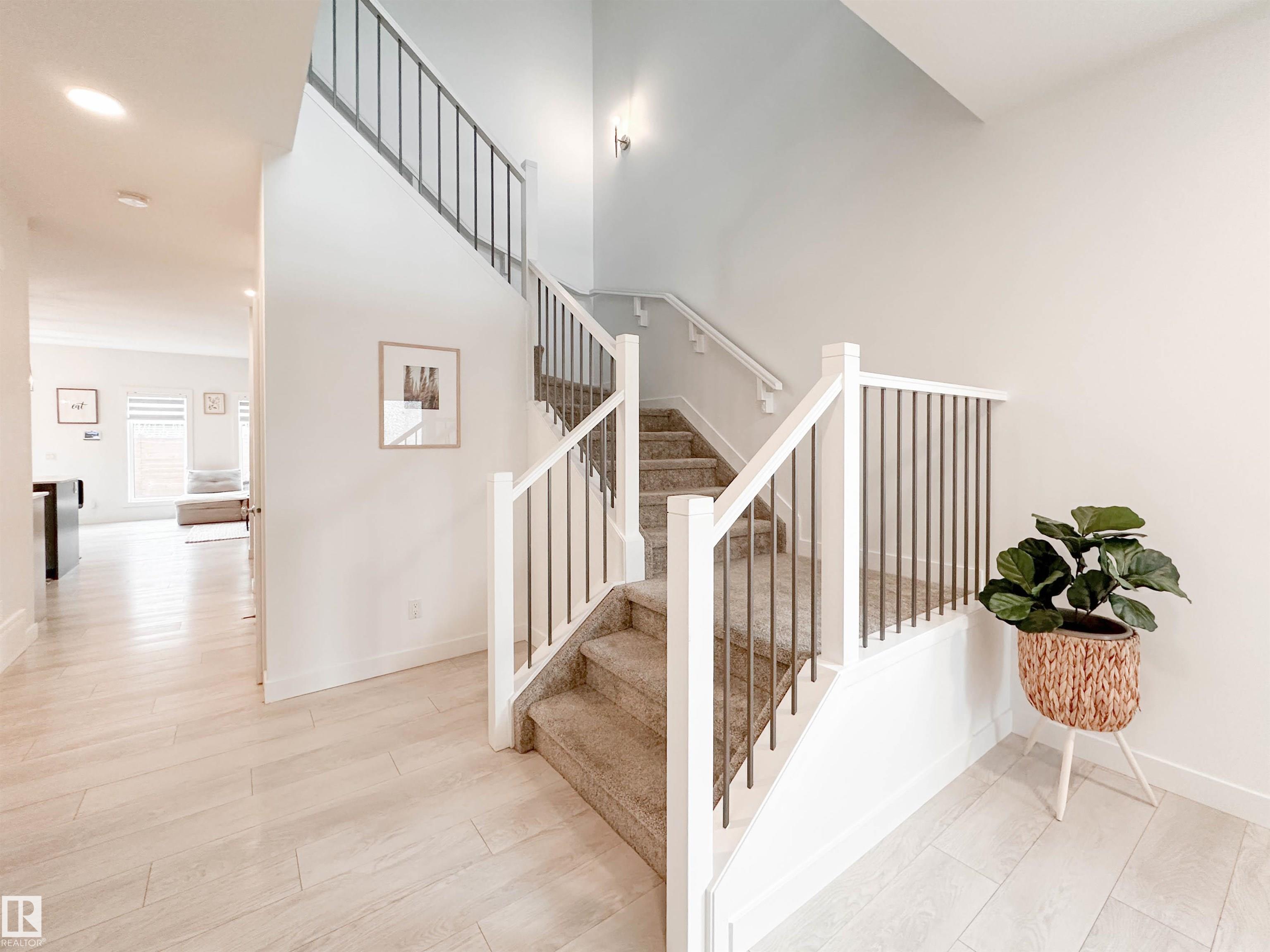 16 JENNIFER Crescent