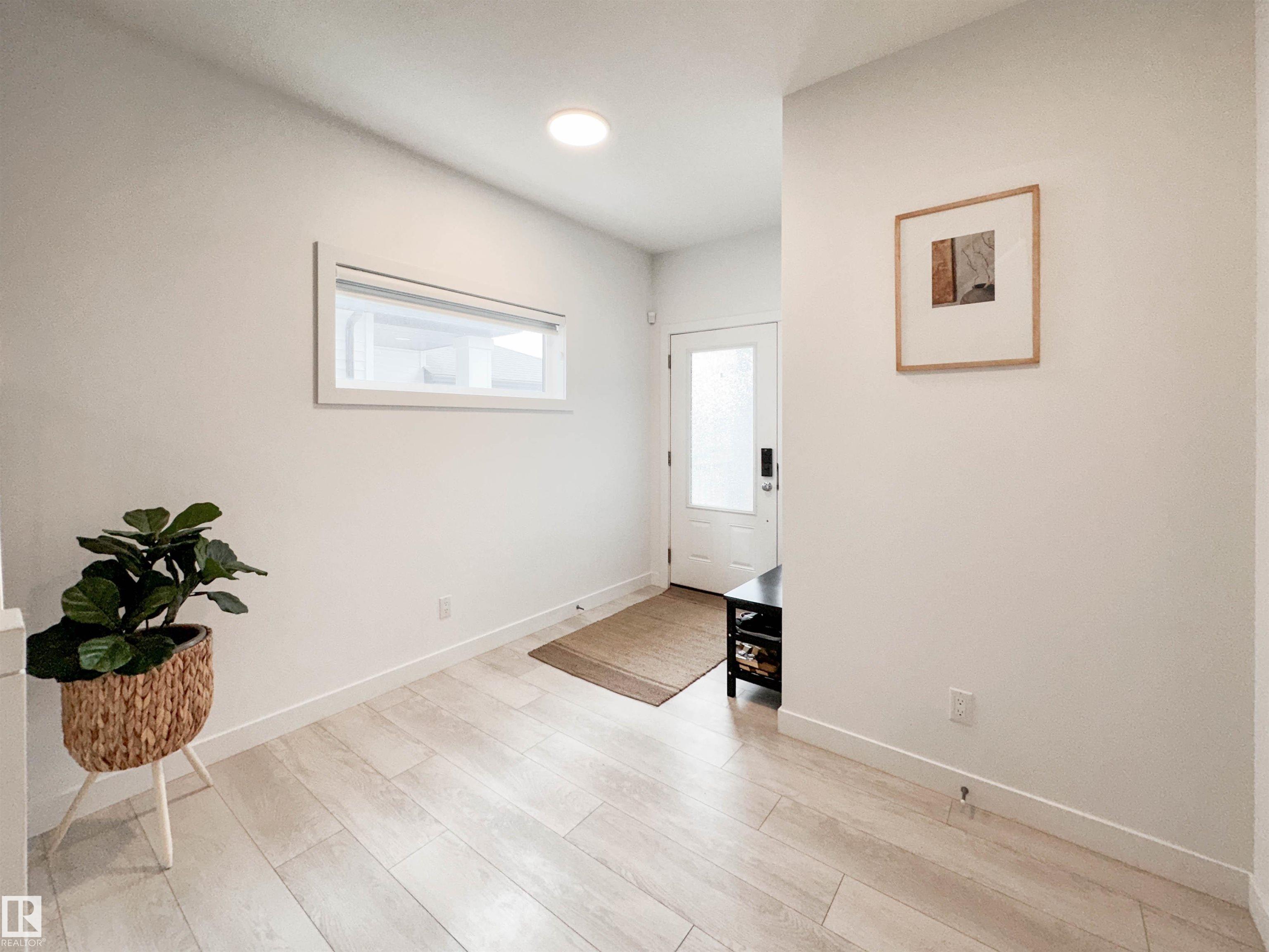 16 JENNIFER Crescent