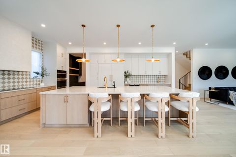 10522 134 Street Edmonton AB T5N 2B5