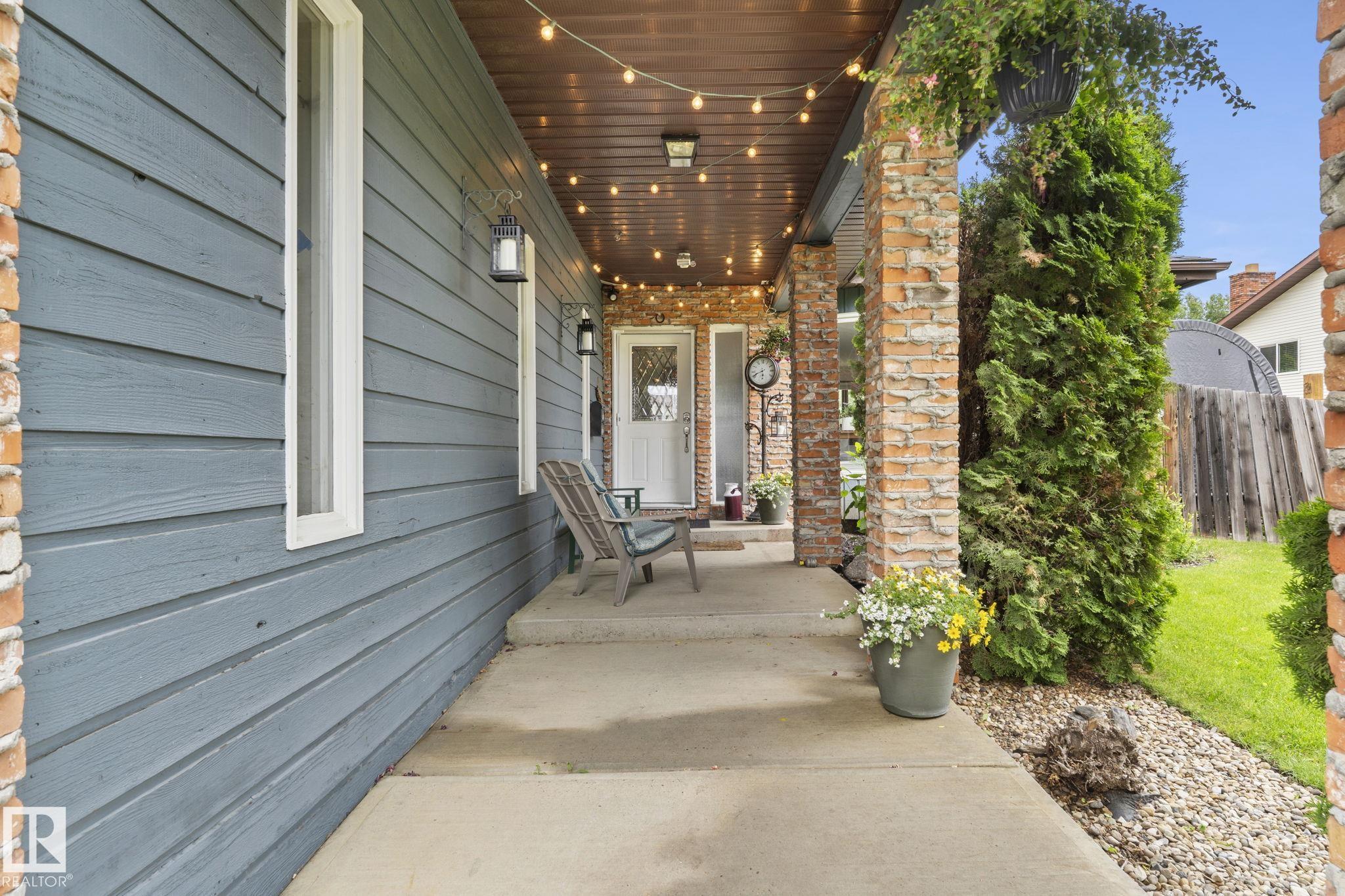 2 LAURISTON Place