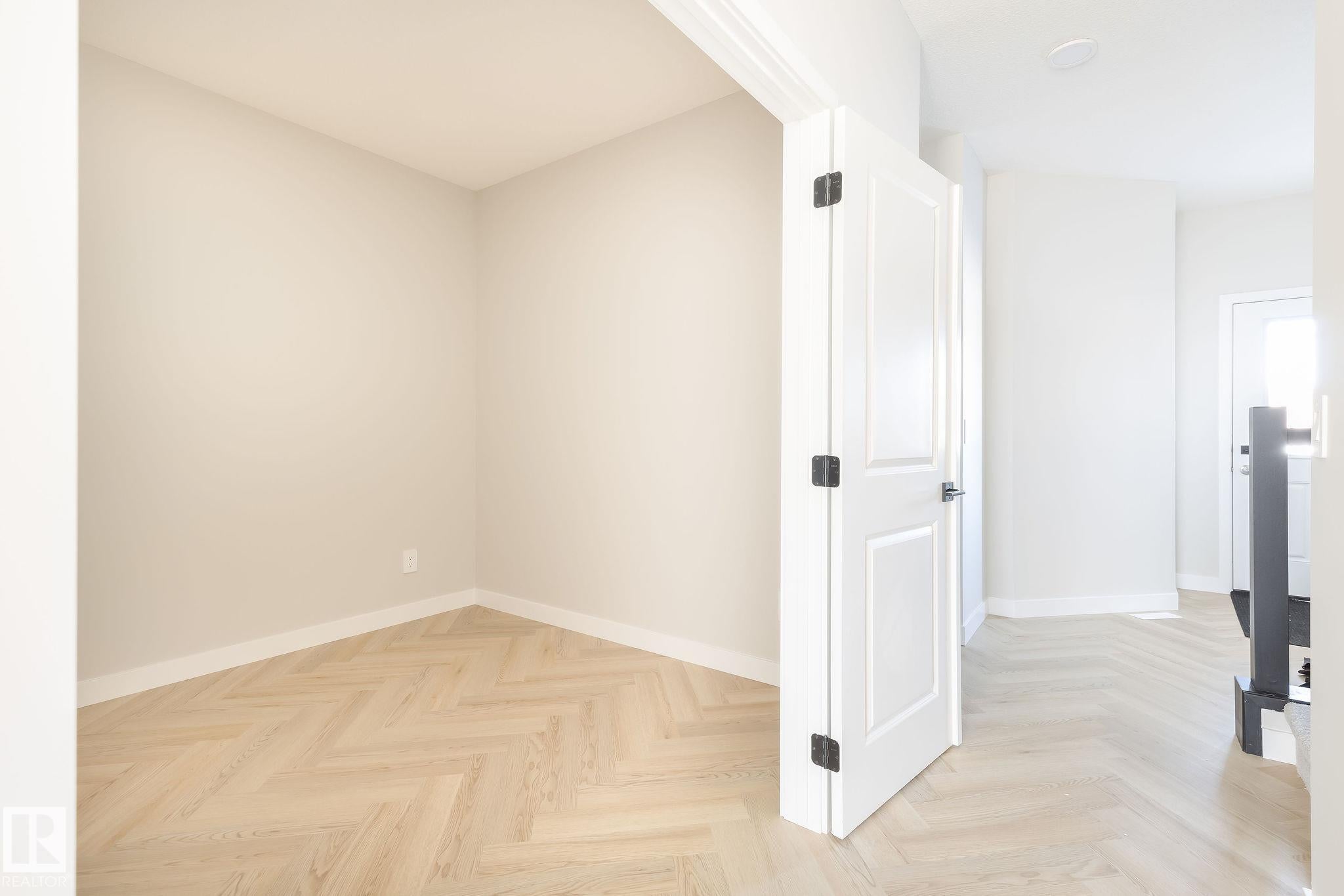 24 Clichy Close