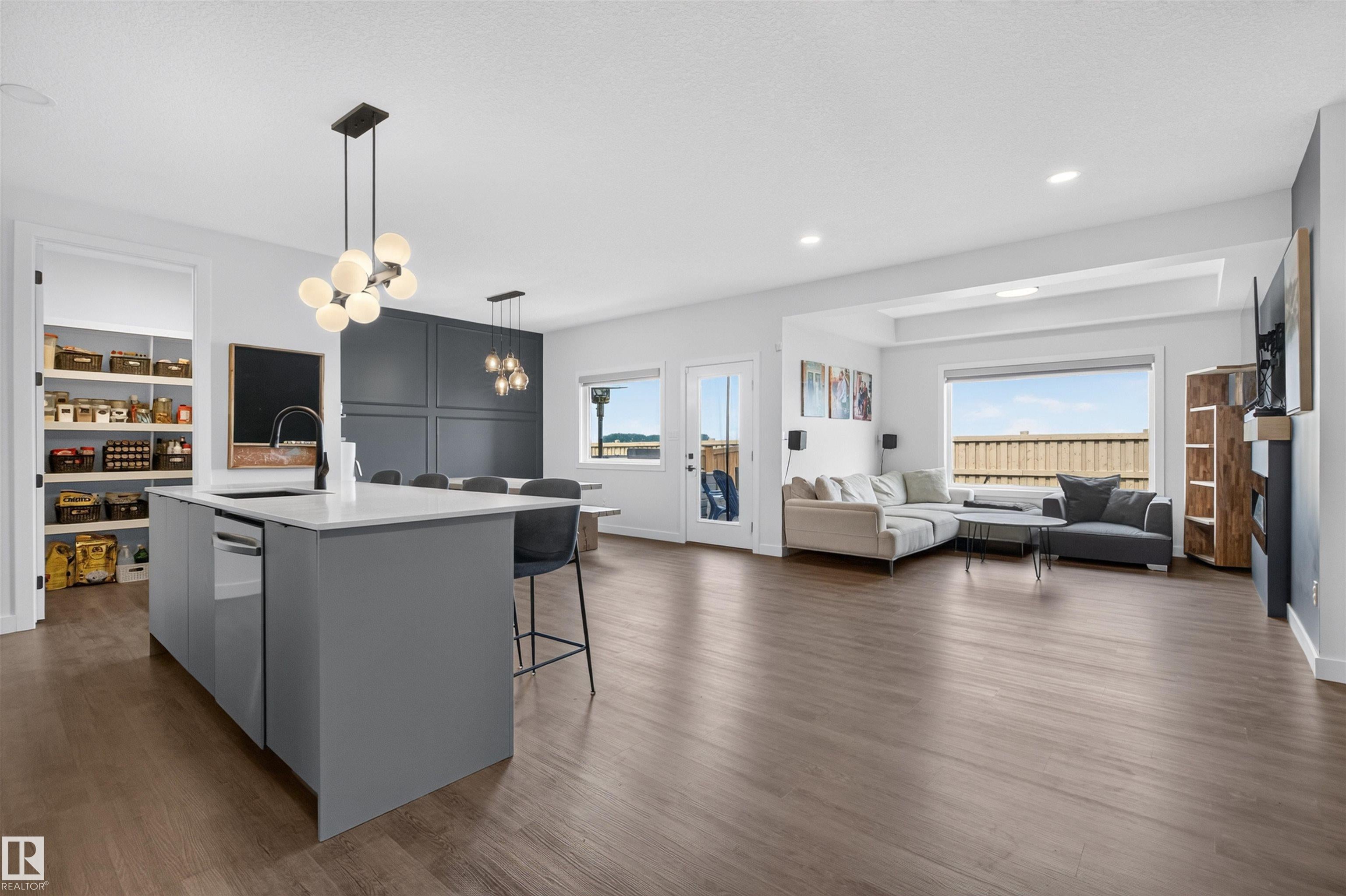 48 EDGEFIELD Way