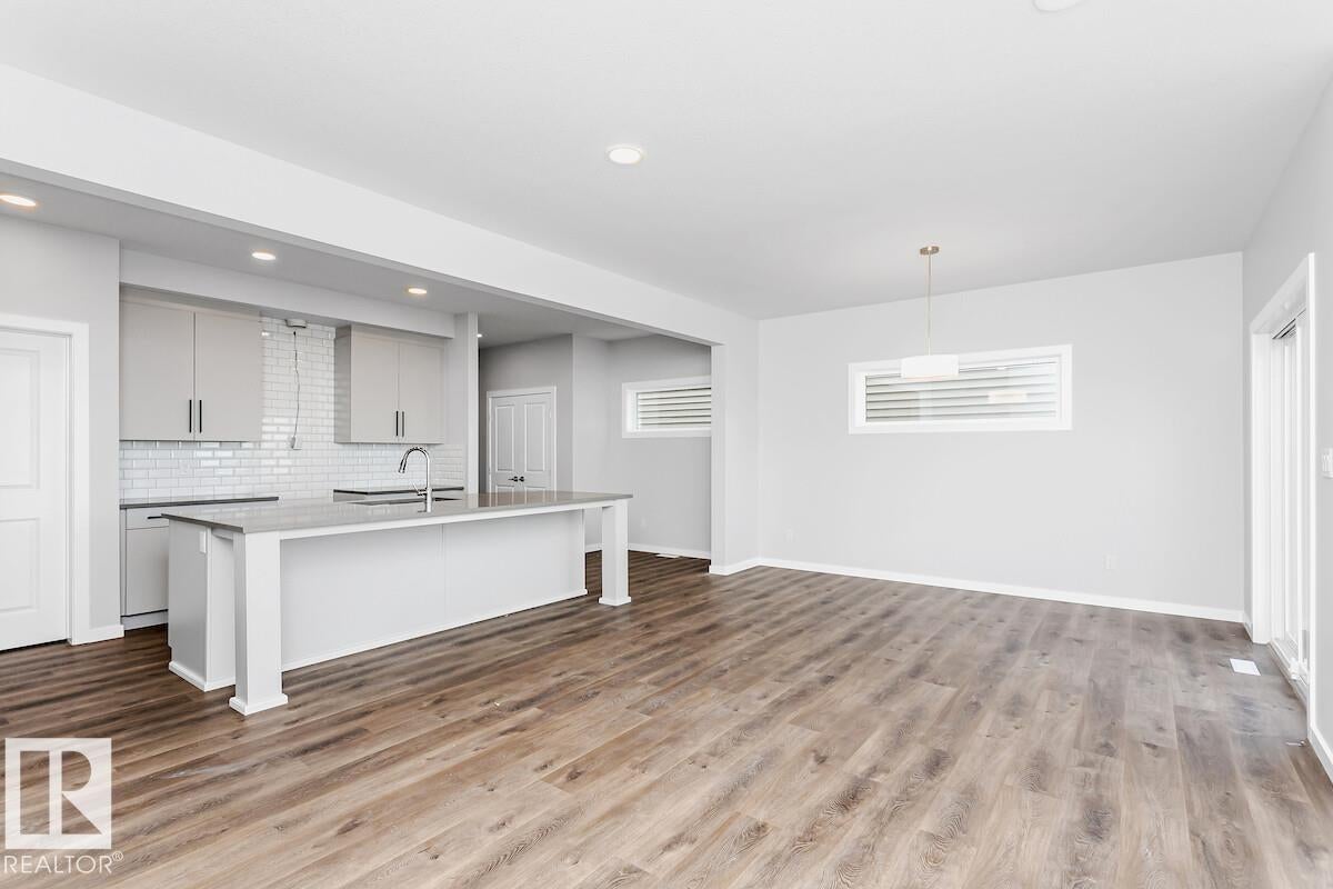 42 Chartres Close W