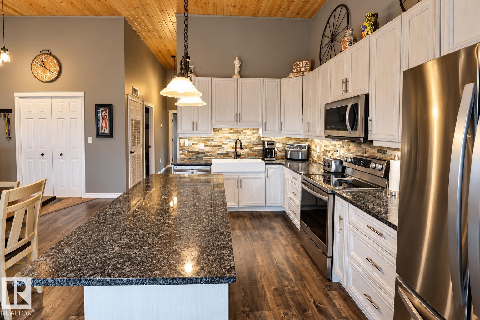 225 & 227 57201 Range Road 102