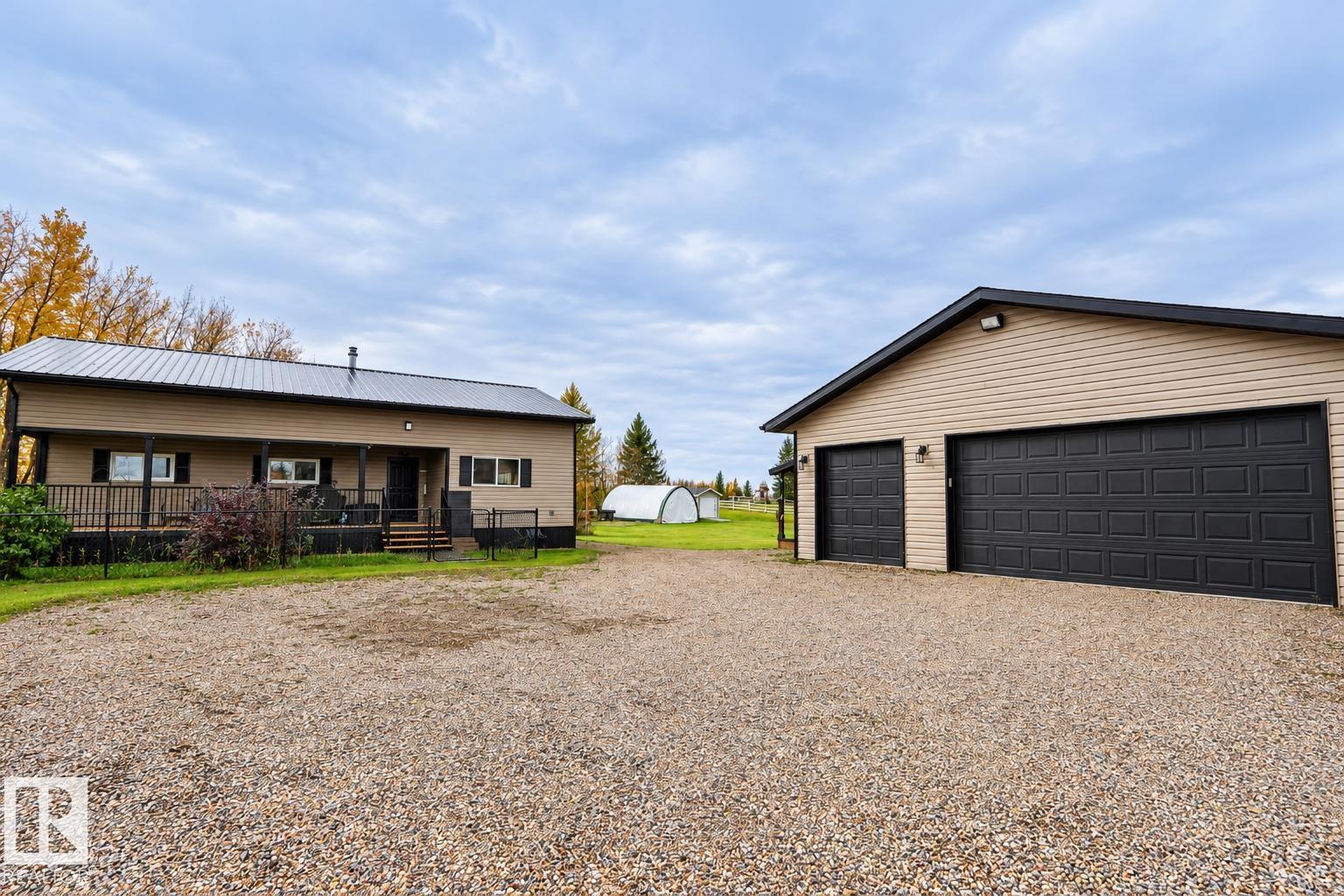 225 & 227 57201 Range Road 102