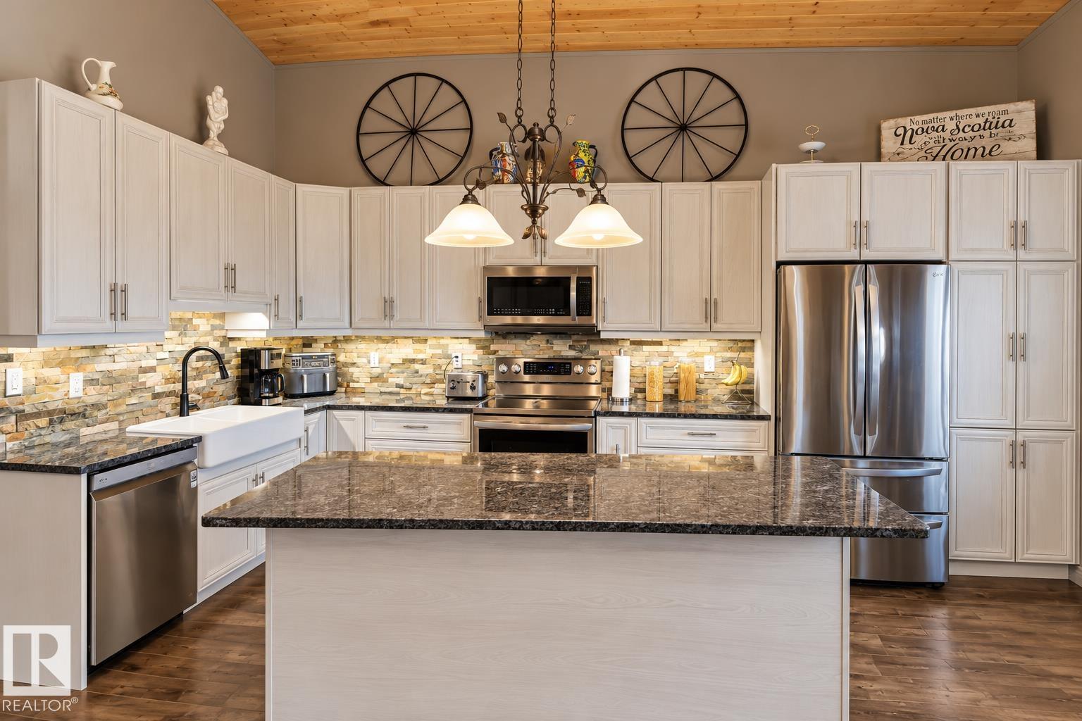 225 & 227 57201 Range Road 102