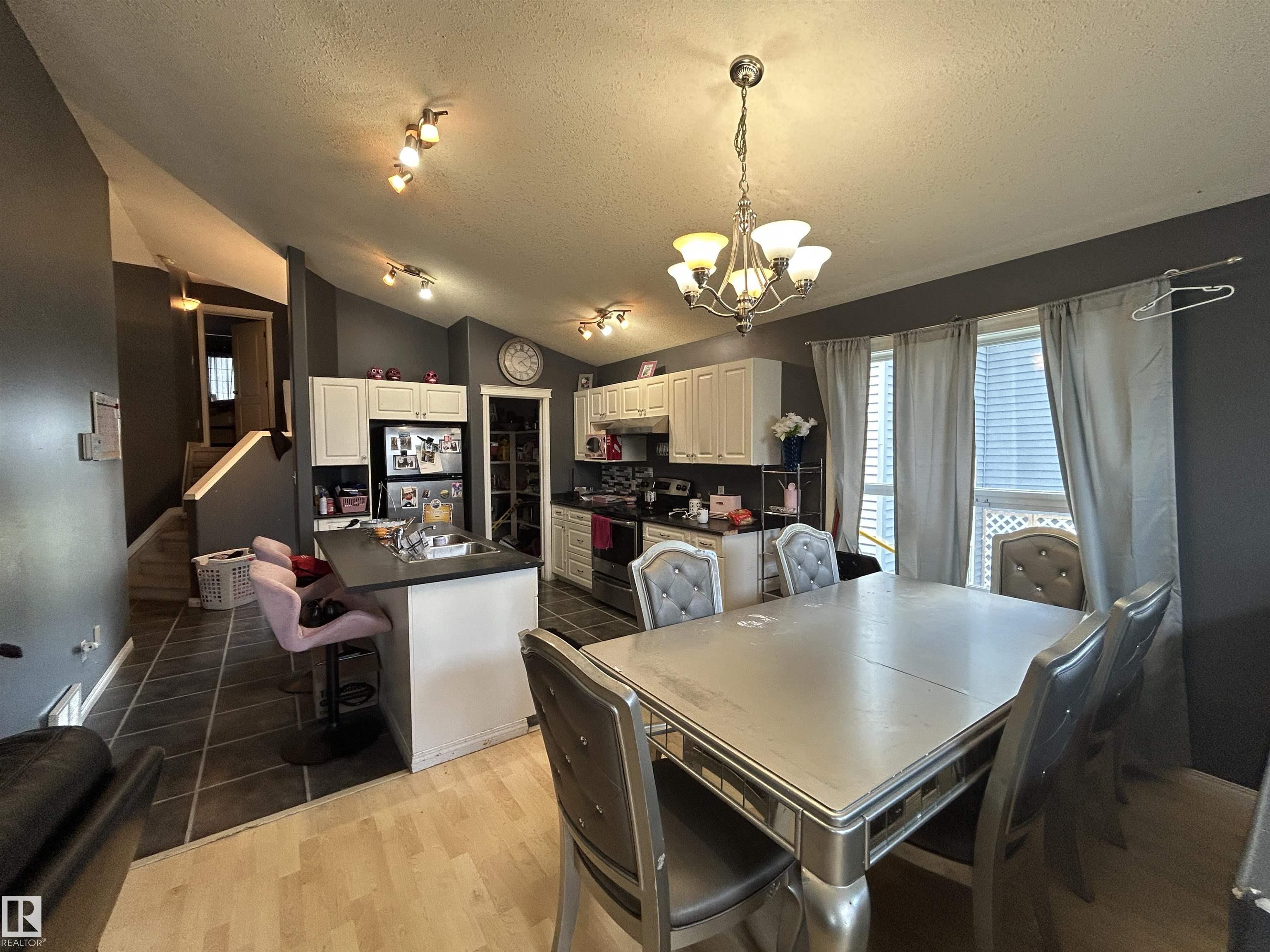 17 WILLOWBY Close
