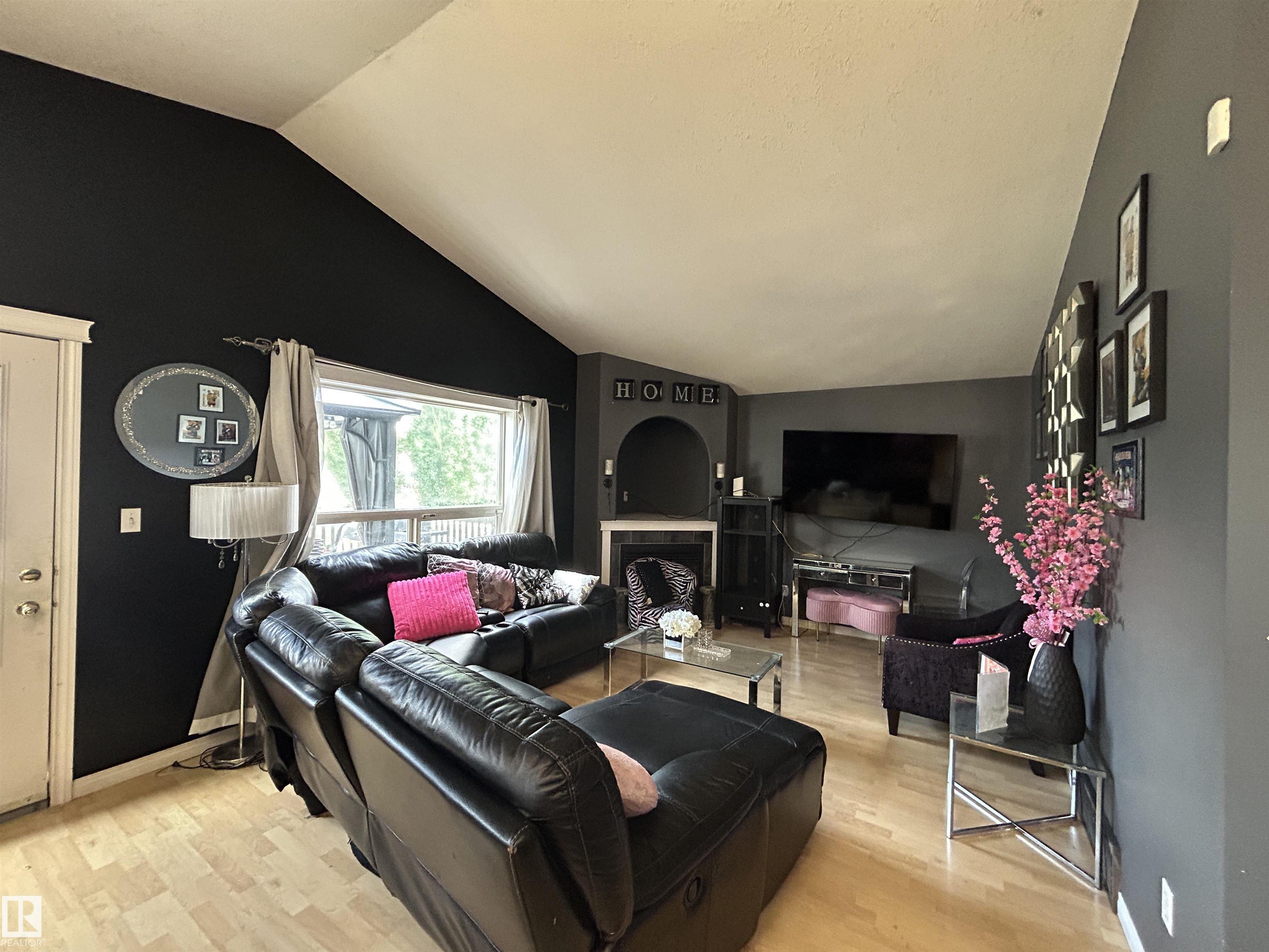17 WILLOWBY Close