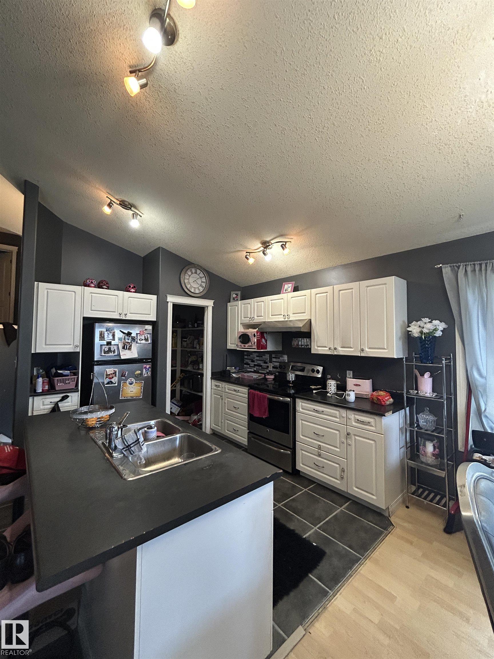 17 WILLOWBY Close