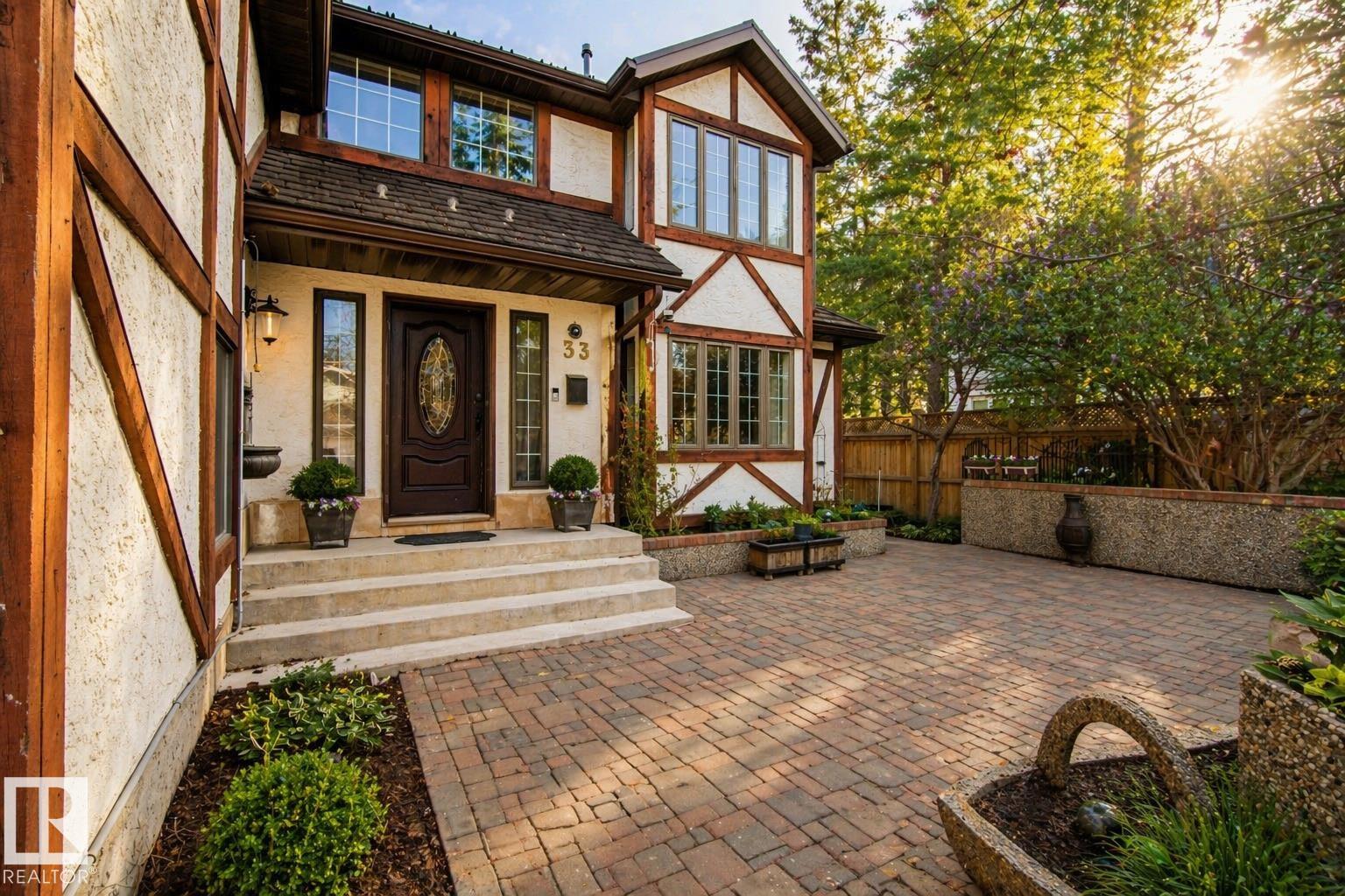 33 GLEN MEADOW Crescent