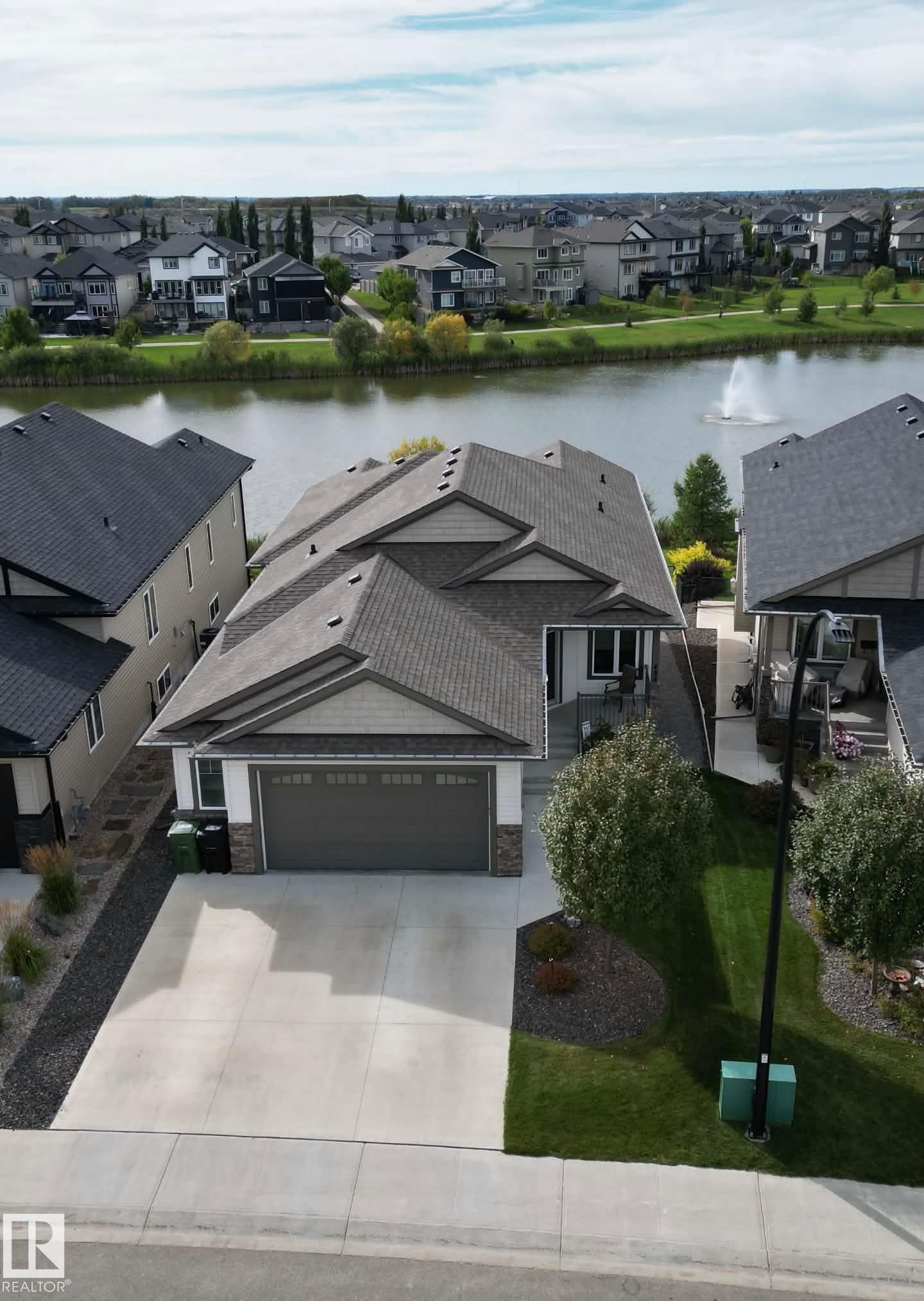 484 ROBERTS Crescent