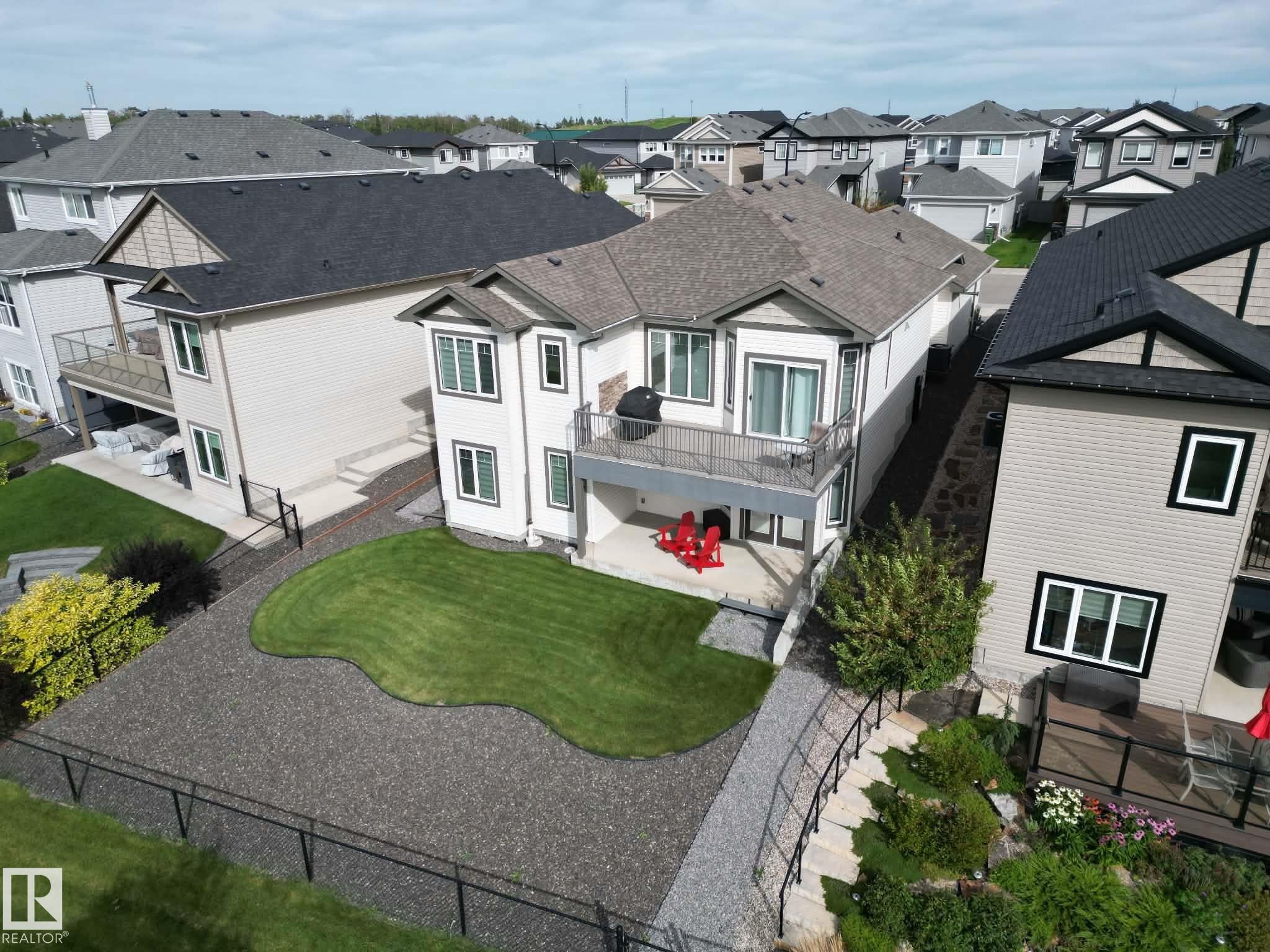 484 ROBERTS Crescent