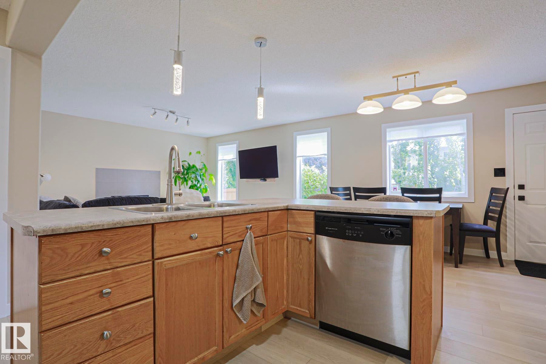 8 Erinwoods Place