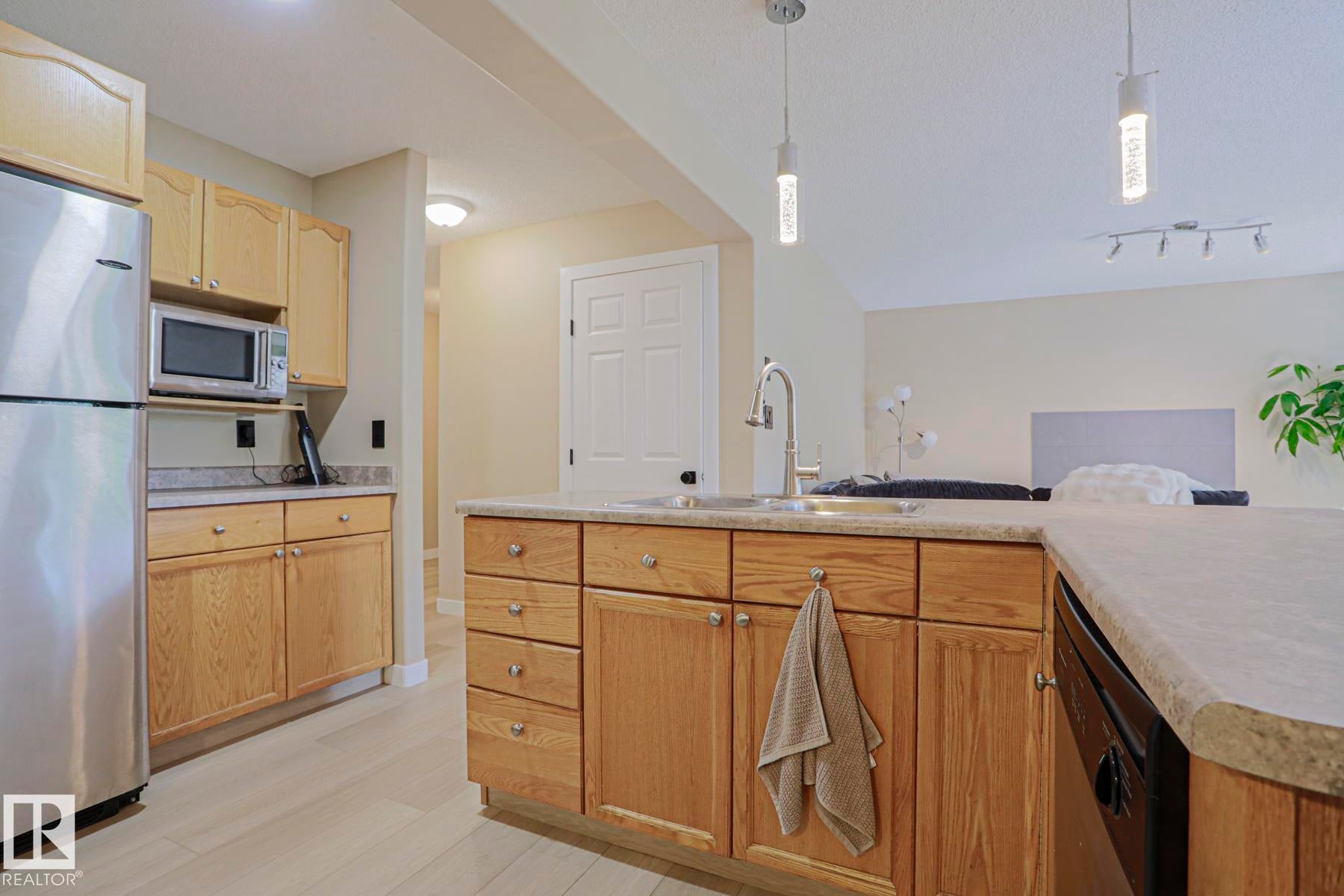 8 Erinwoods Place