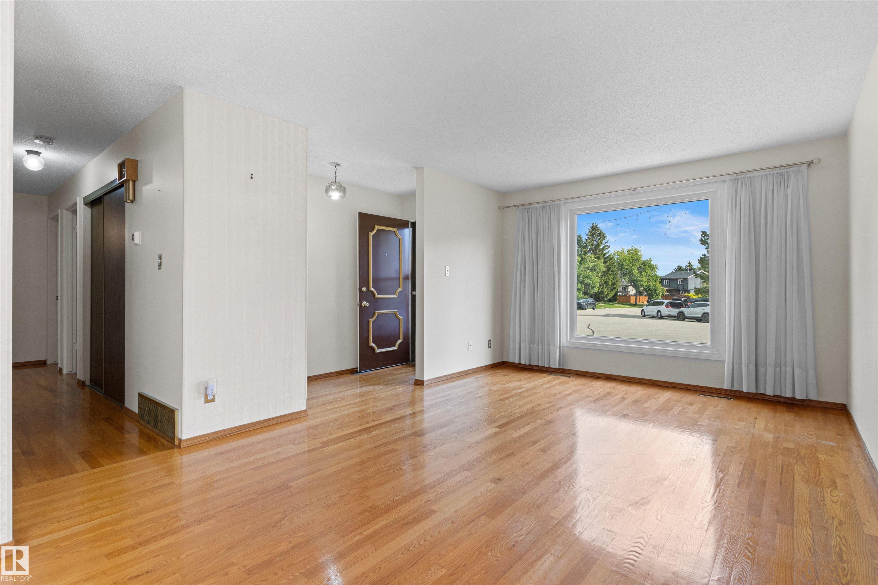 14 GOEBEL Close