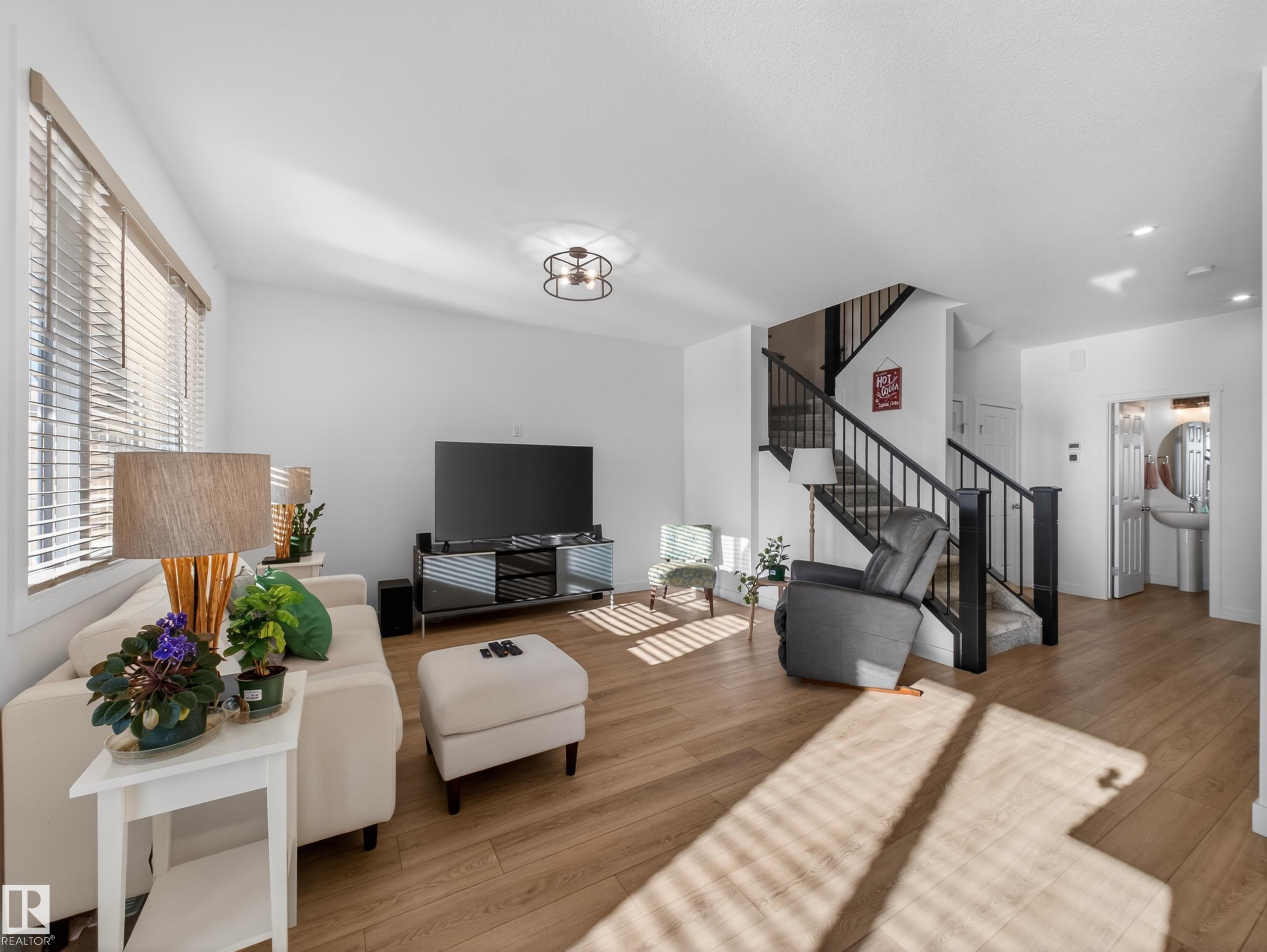 216 CALEDON Crescent