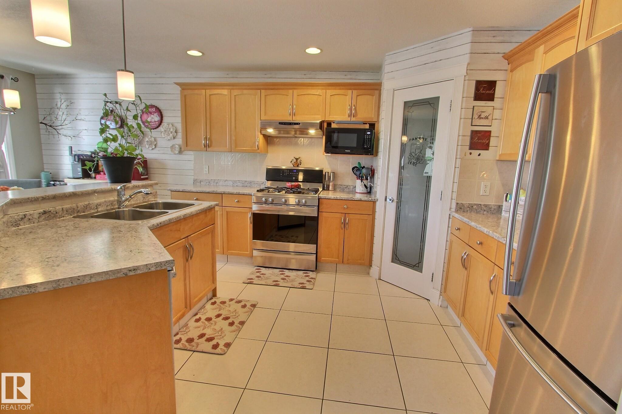 12 BIRCHMONT Crescent